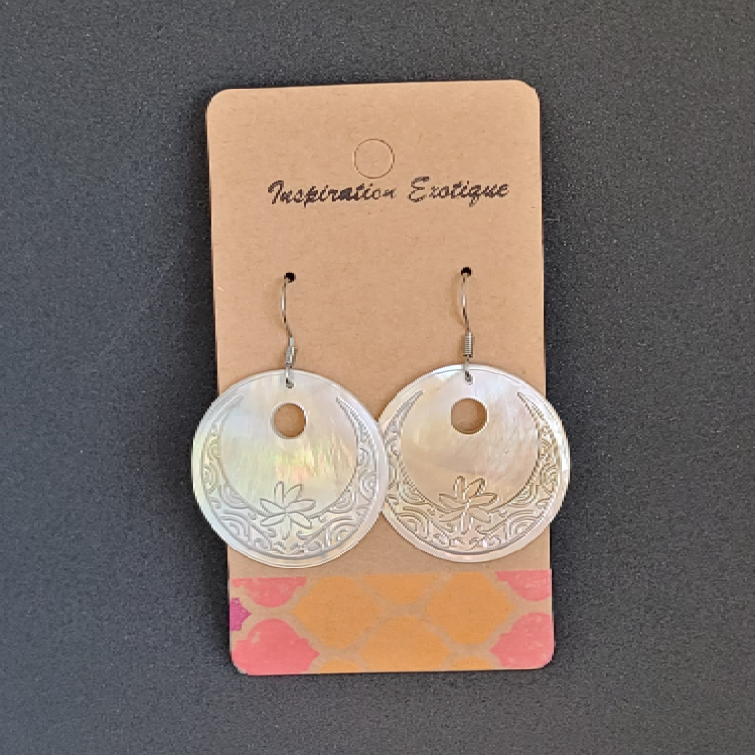 Boucles d'oreilles rondes en nacre de Tahiti (tiare) – Image 8