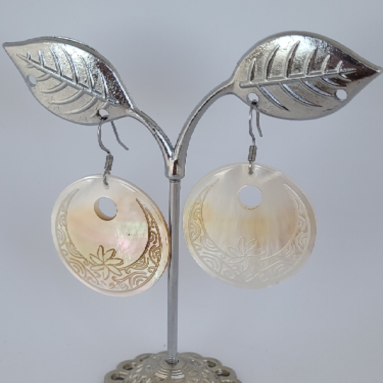 Boucles d'oreilles rondes en nacre de Tahiti (tiare) – Image 4