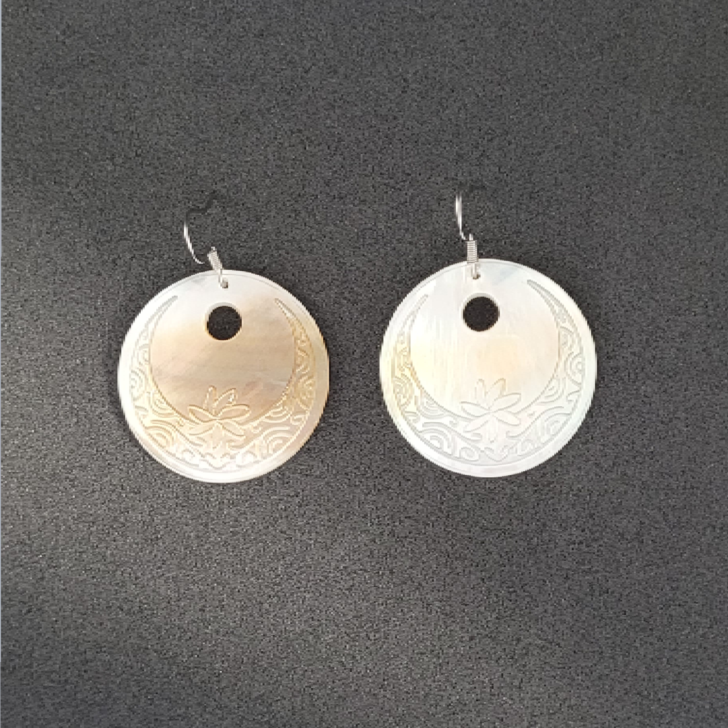Boucles d'oreilles rondes en nacre de Tahiti (tiare) – Image 5