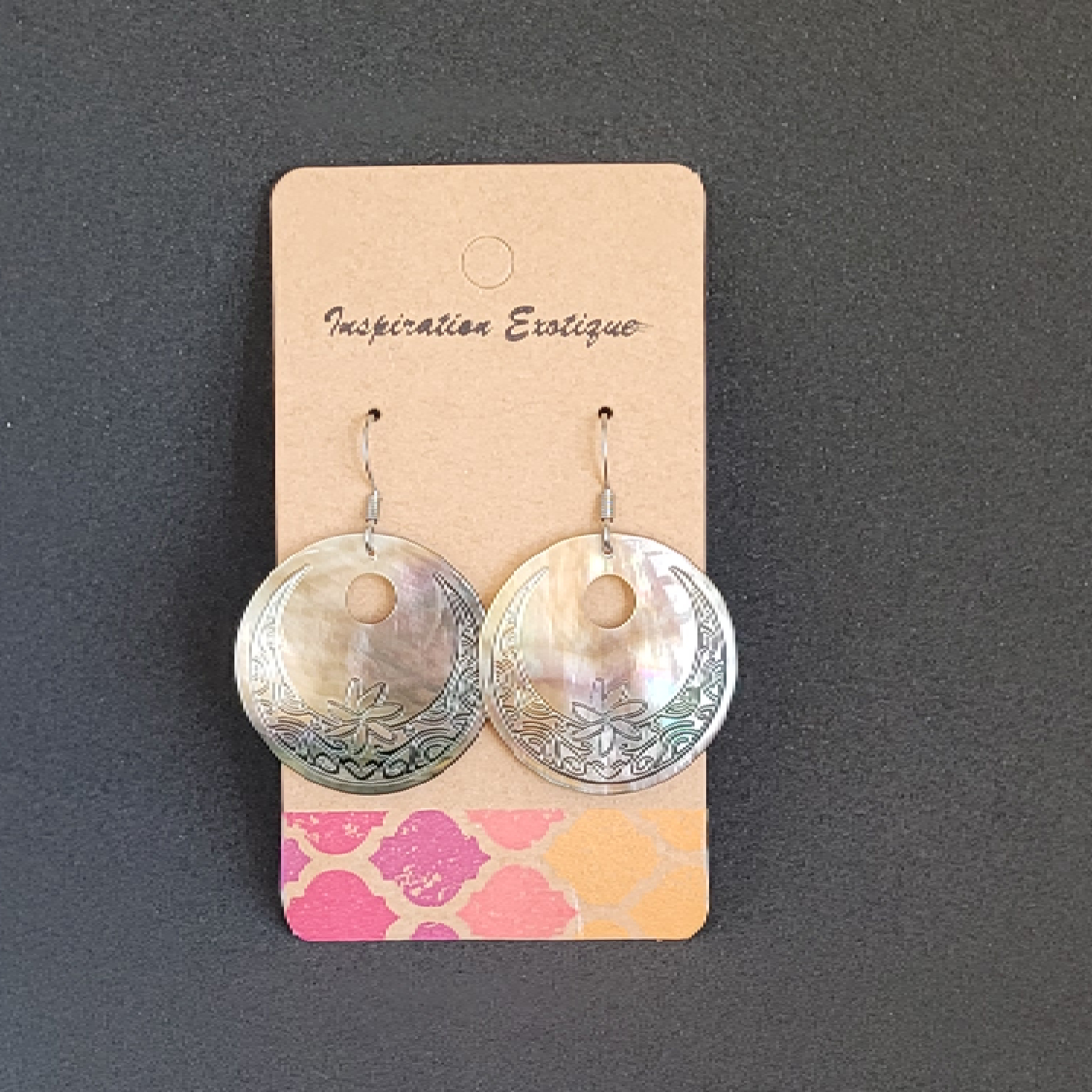 Boucles d'oreilles rondes en nacre de Tahiti (tiare) – Image 11