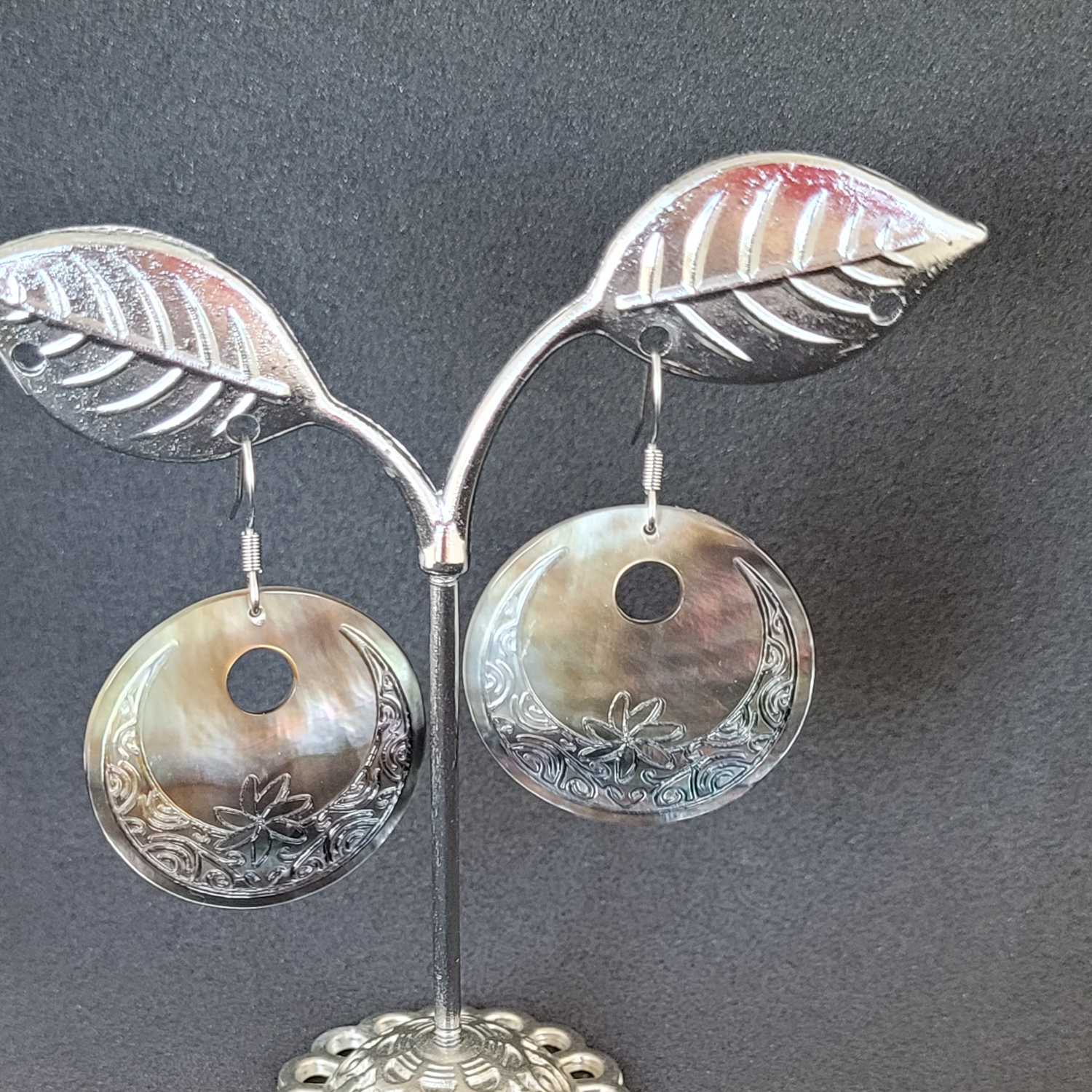 Boucles d'oreilles rondes en nacre de Tahiti (tiare) – Image 12