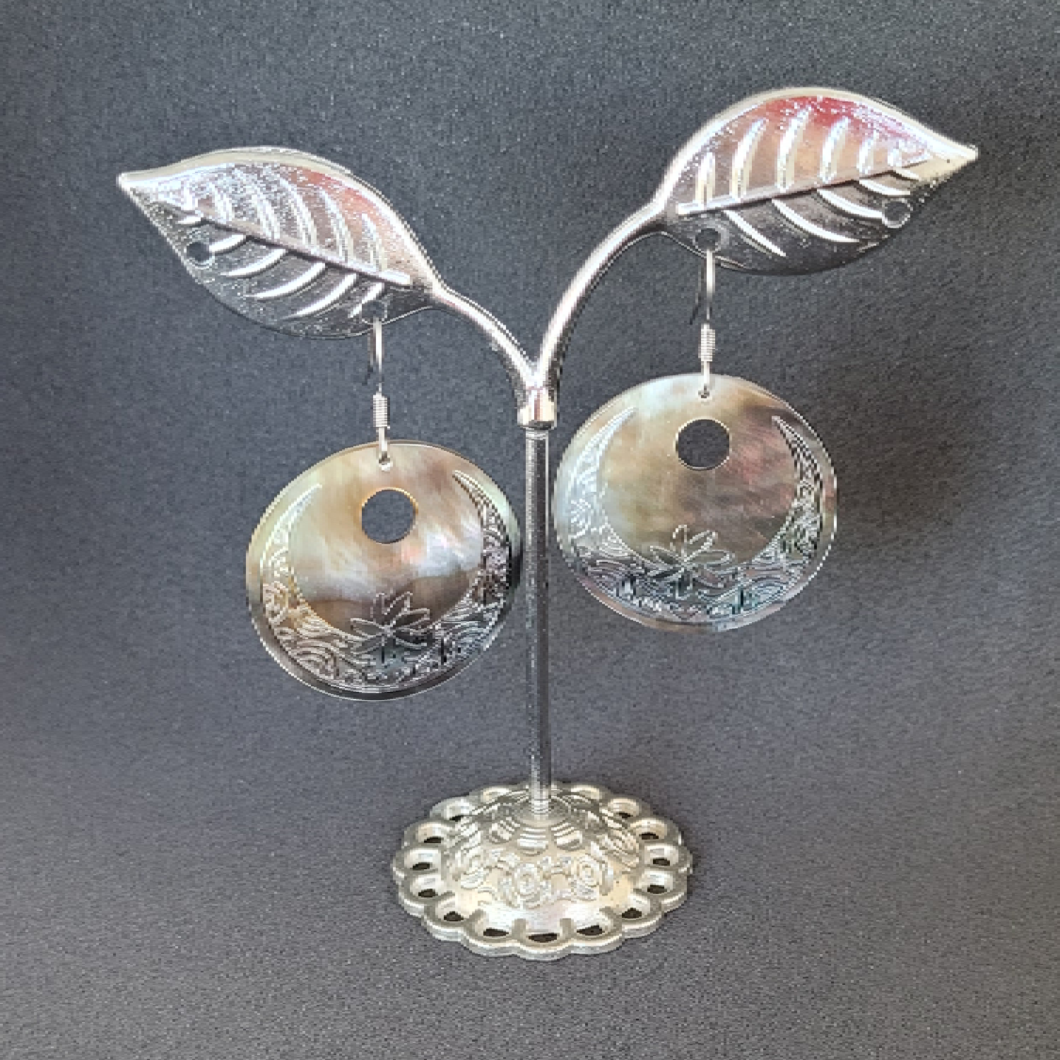 Boucles d'oreilles rondes en nacre de Tahiti (tiare) – Image 2