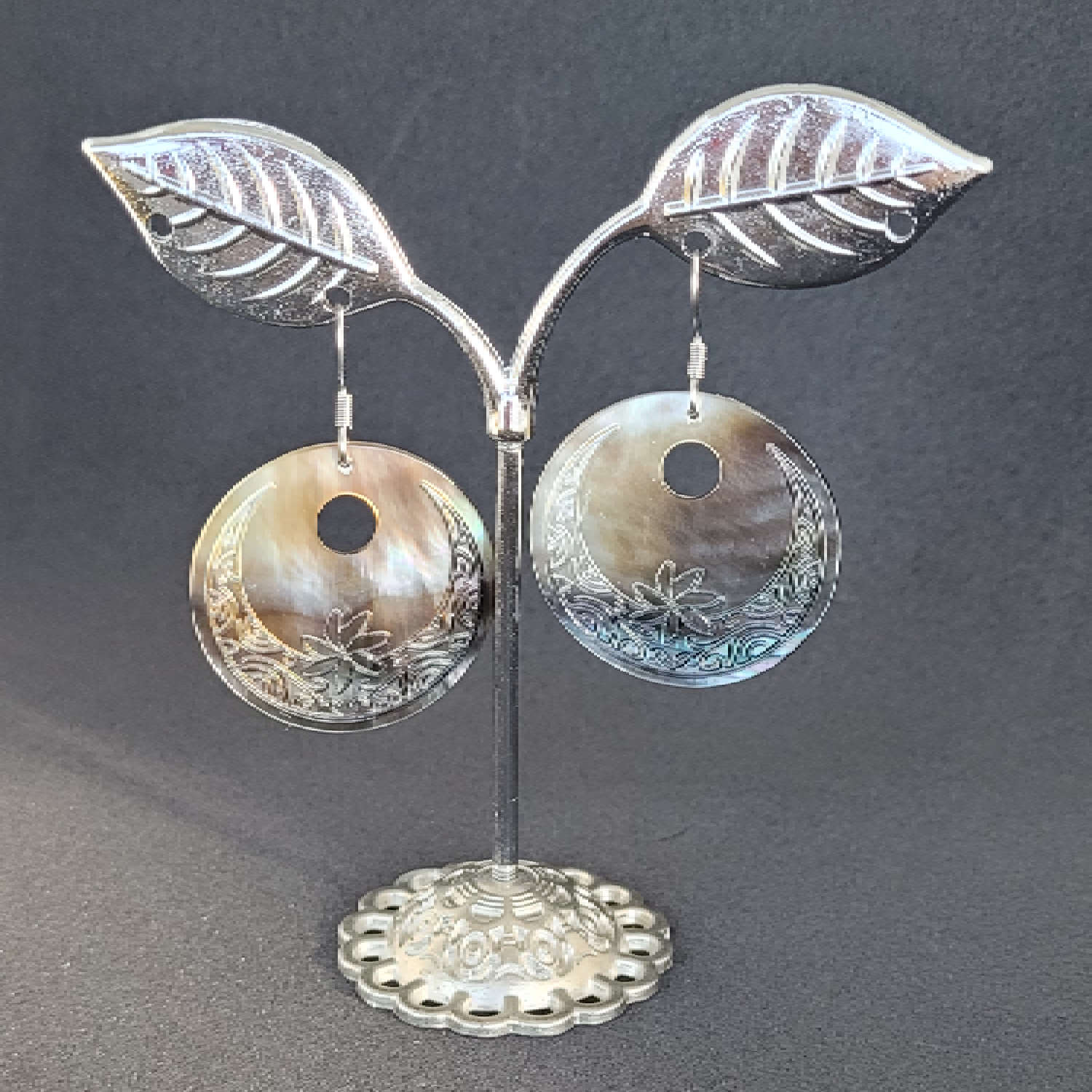 Boucles d'oreilles rondes en nacre de Tahiti (tiare) – Image 7
