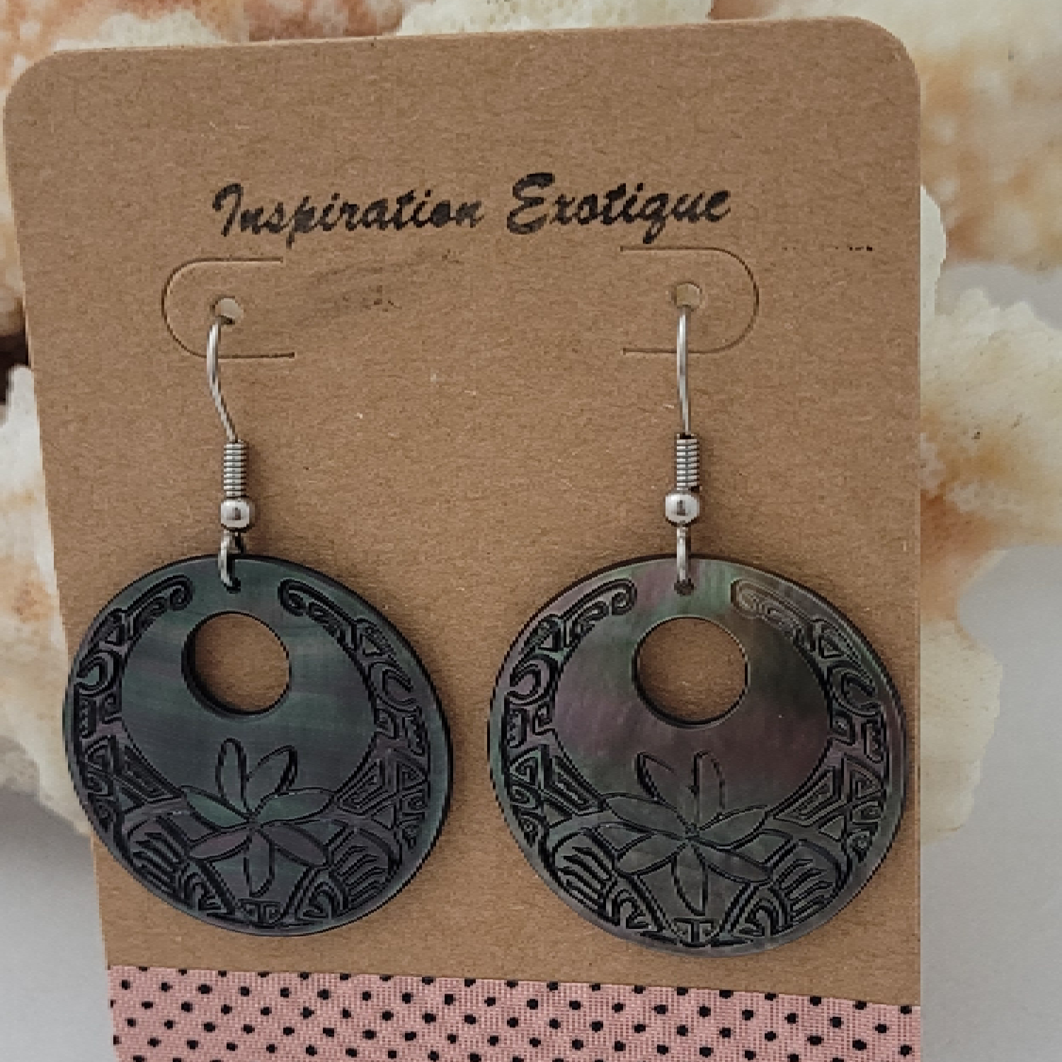 Boucles d'oreilles rondes en nacre de Tahiti (tiare) – Image 9