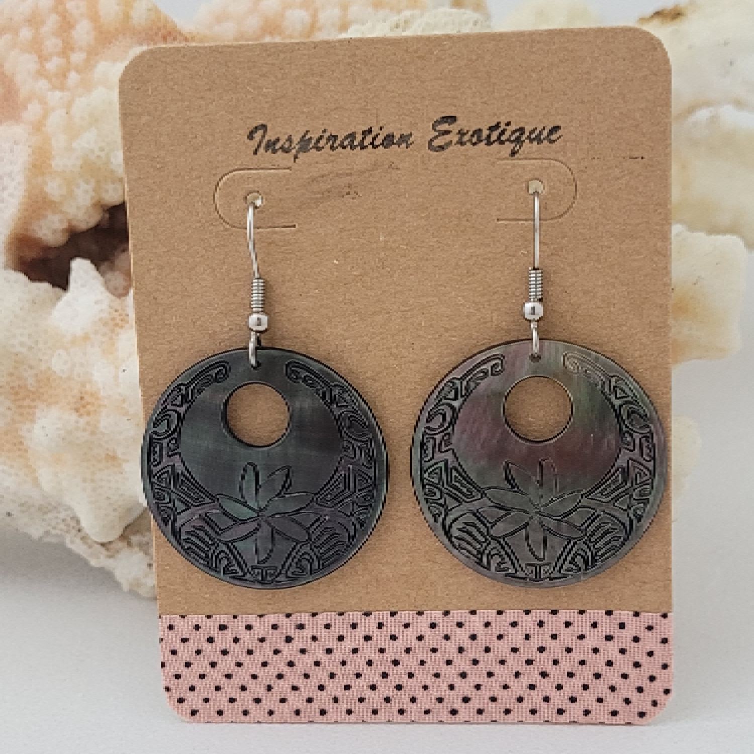 Boucles d'oreilles rondes en nacre de Tahiti (tiare) – Image 3