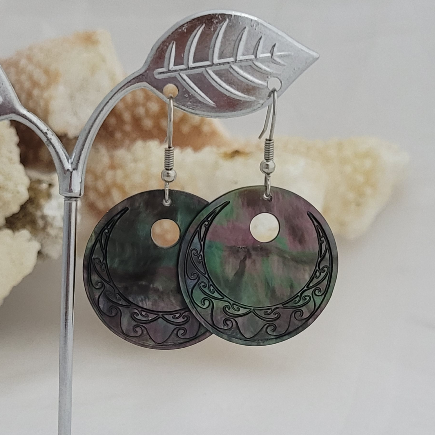 Boucles d'oreilles rondes en nacre de Tahiti (vague)