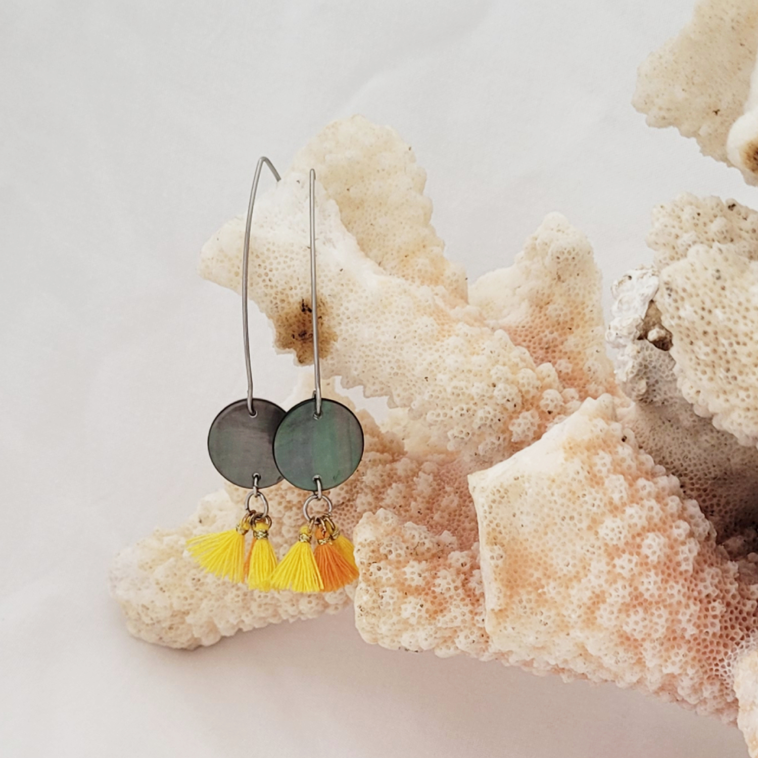 Boucles d'oreilles pompons avec nacre de Tahiti