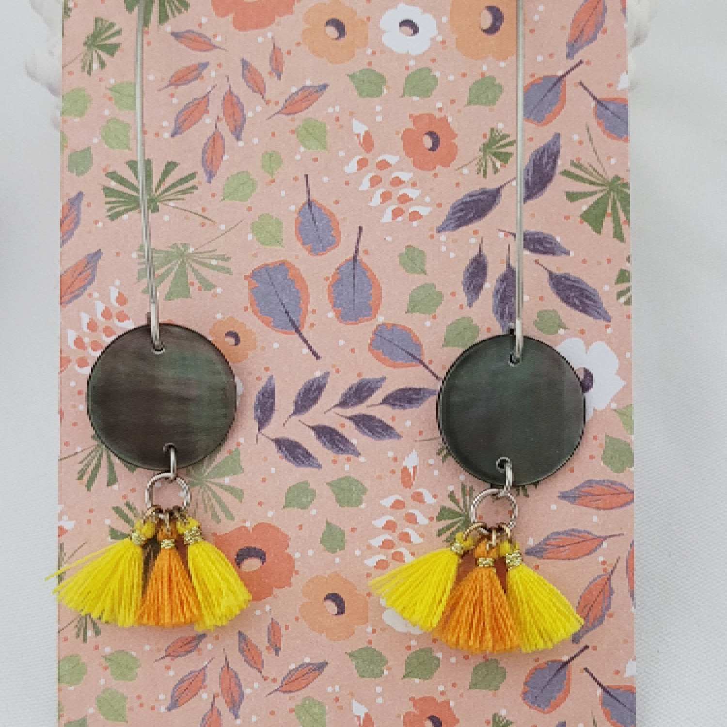 Boucles d'oreilles pompons avec nacre de Tahiti – Image 3