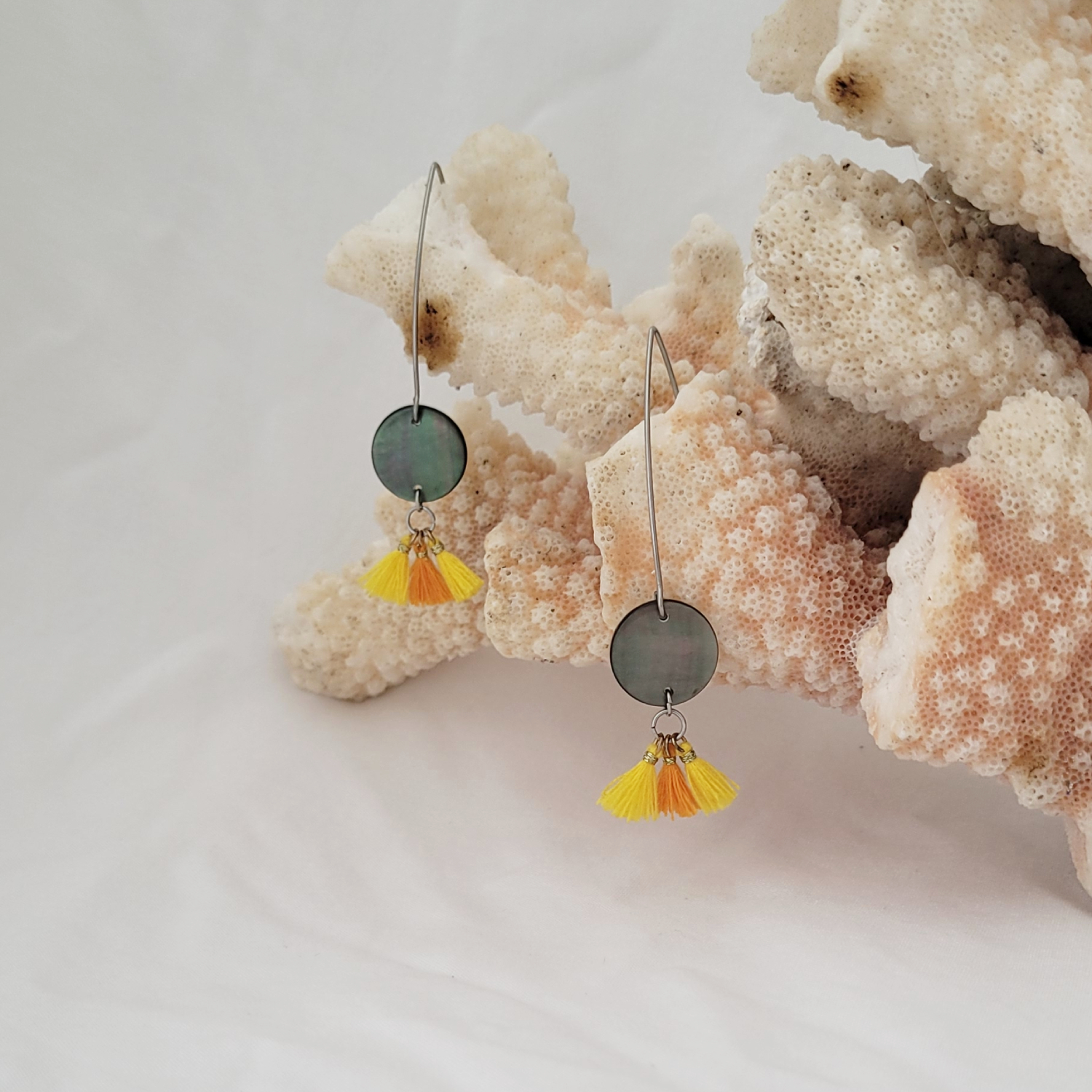 Boucles d'oreilles pompons avec nacre de Tahiti – Image 2