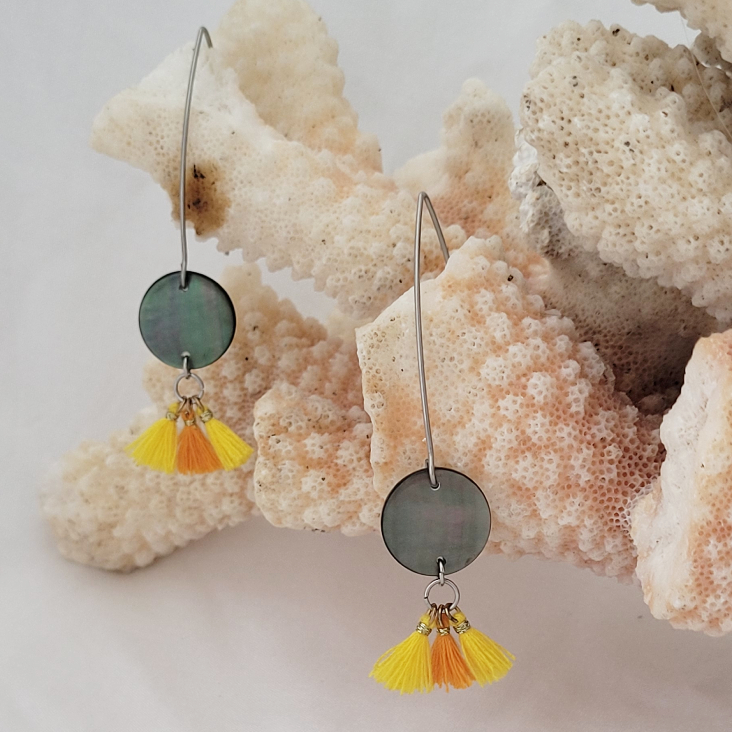 Boucles d'oreilles pompons avec nacre de Tahiti – Image 6