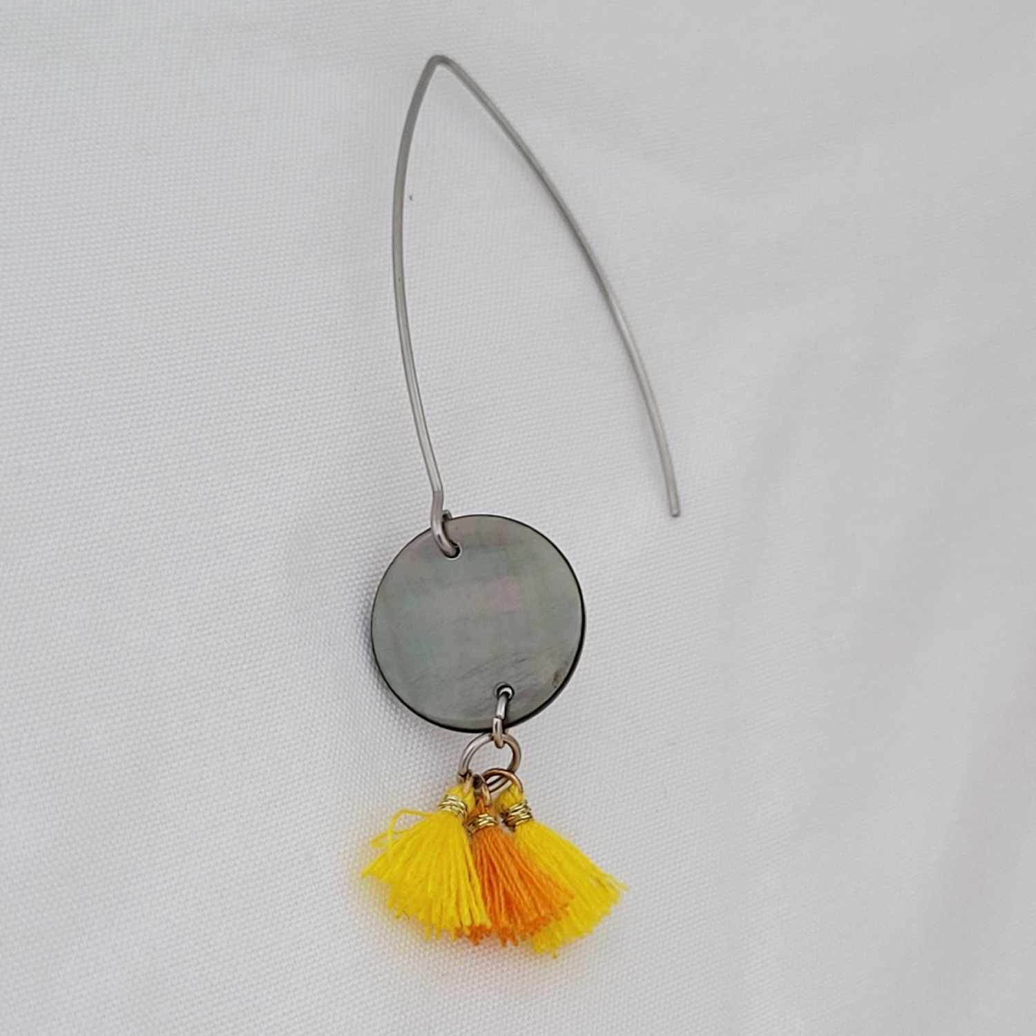 Boucles d'oreilles pompons avec nacre de Tahiti – Image 4