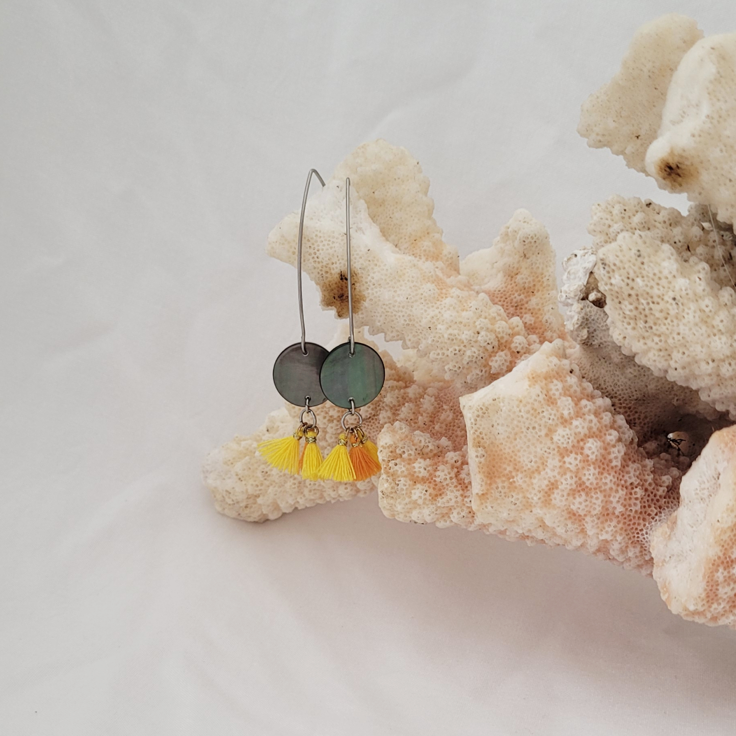 Boucles d'oreilles pompons avec nacre de Tahiti – Image 5