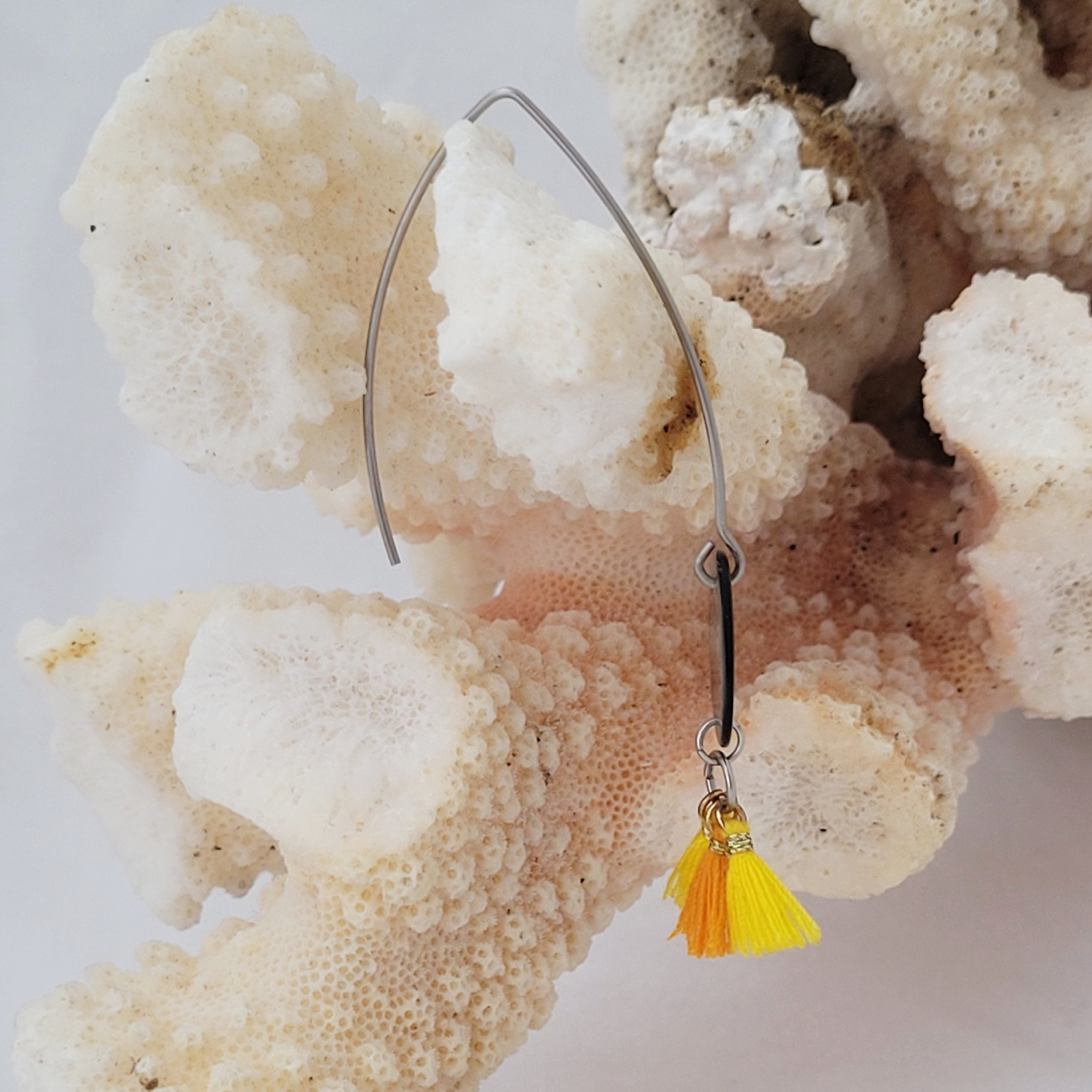 Boucles d'oreilles pompons avec nacre de Tahiti – Image 7