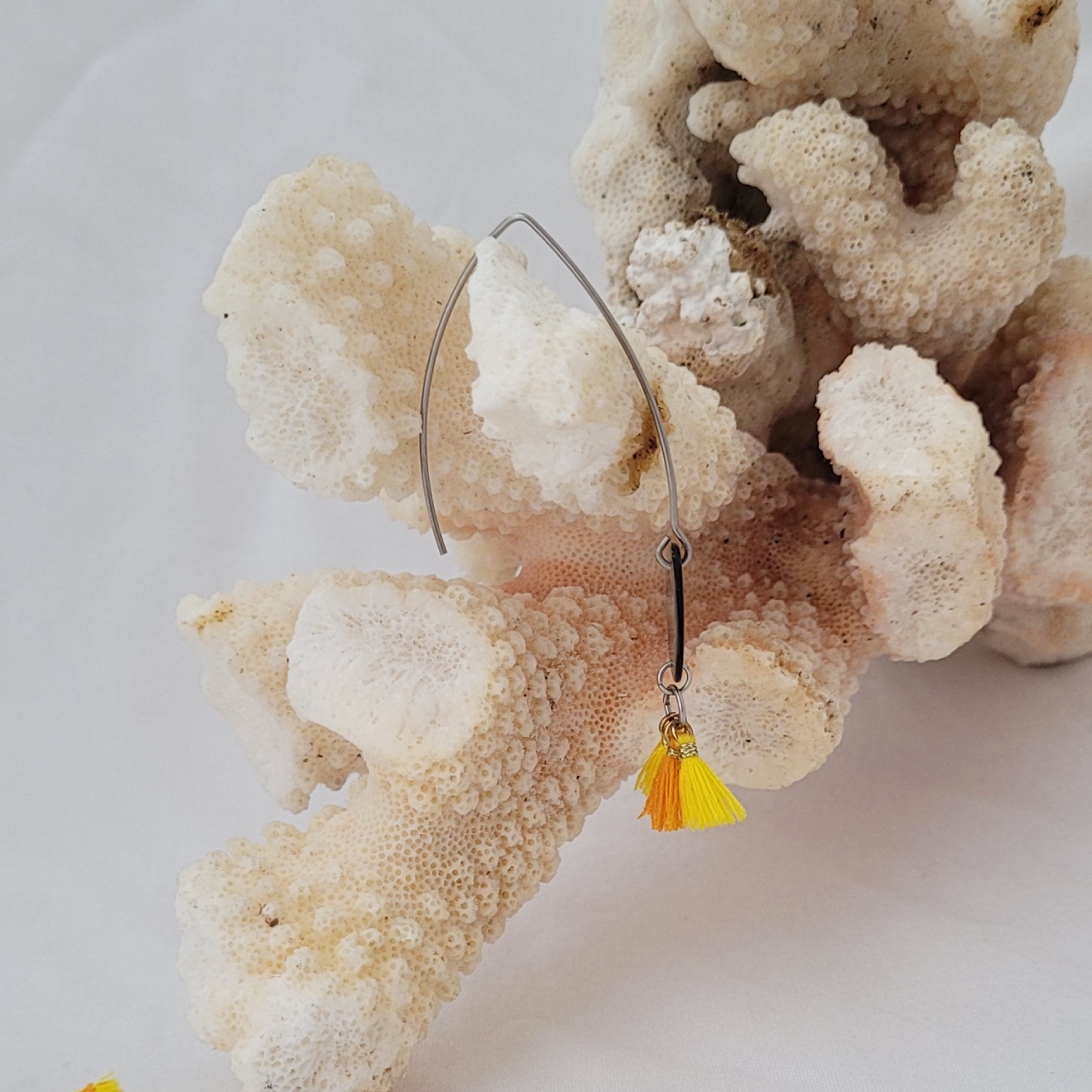 Boucles d'oreilles pompons avec nacre de Tahiti – Image 8