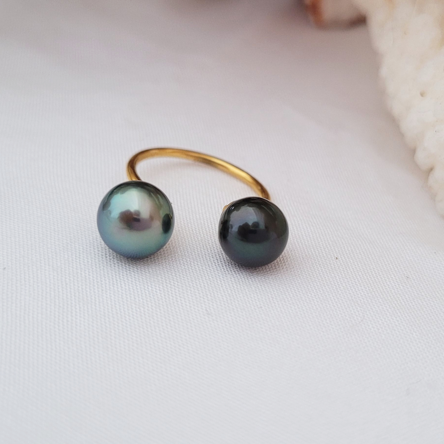 Bague Duo en acier inoxydable doré - 2 perles de Tahiti – Image 2