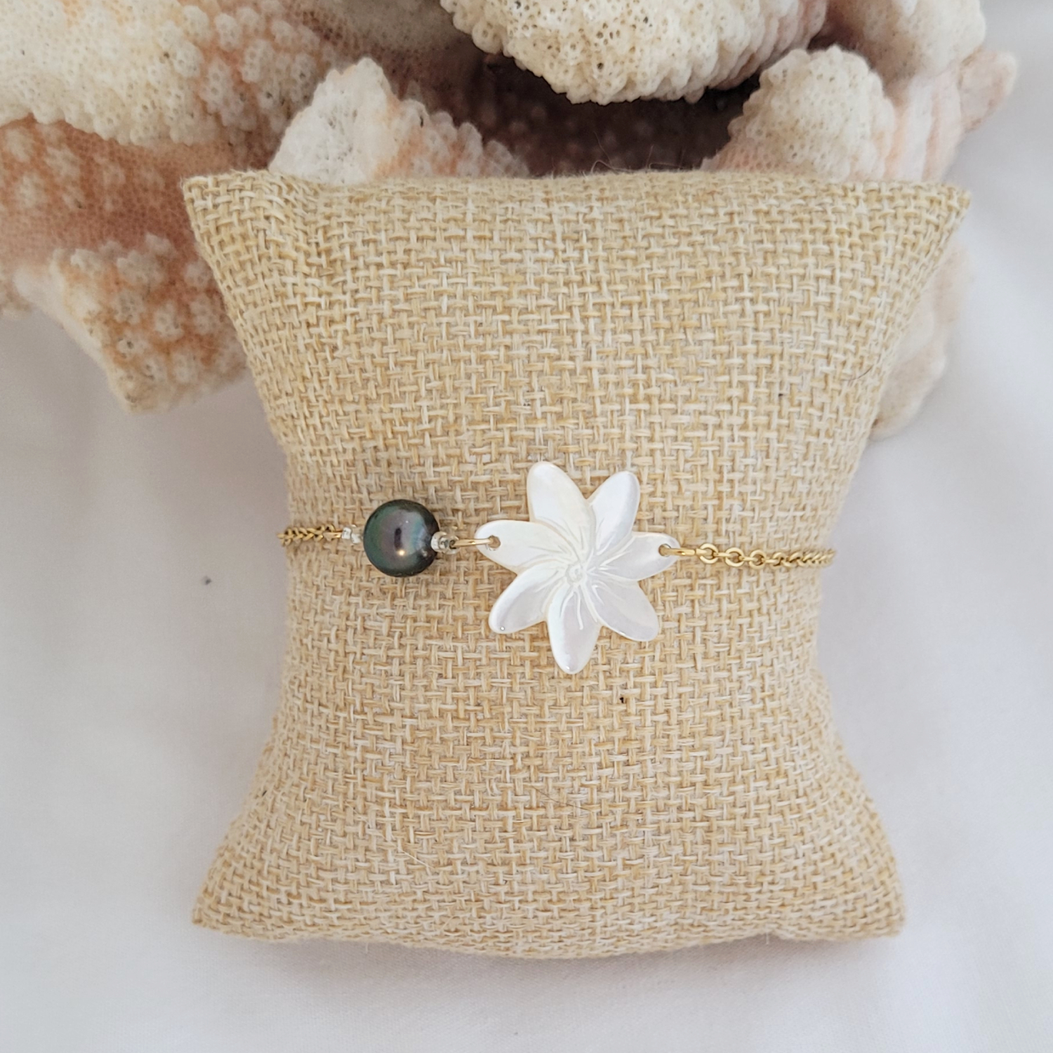 Bracelet acier inoxydable doré avec nacre et perle de Tahiti