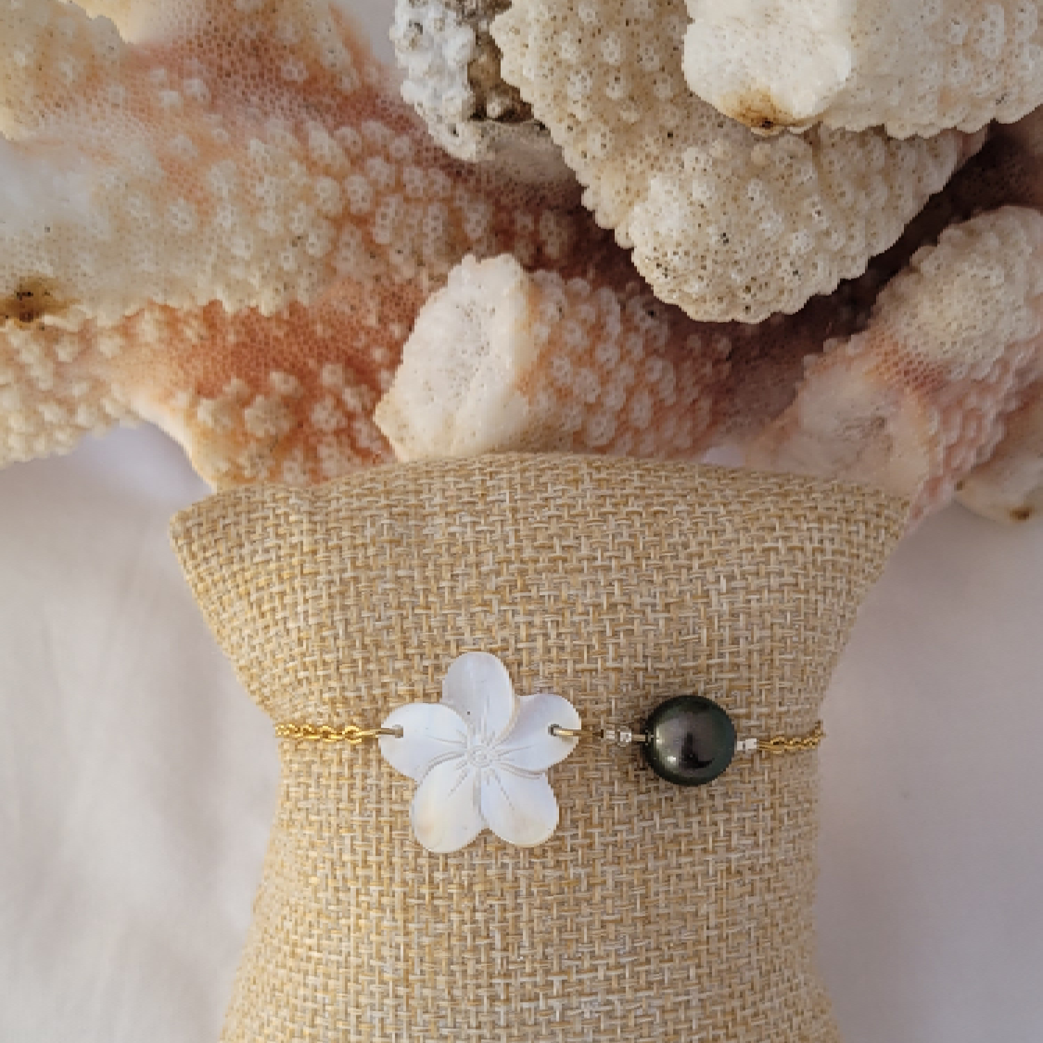 Bracelet acier inoxydable doré avec nacre et perle de Tahiti – Image 4