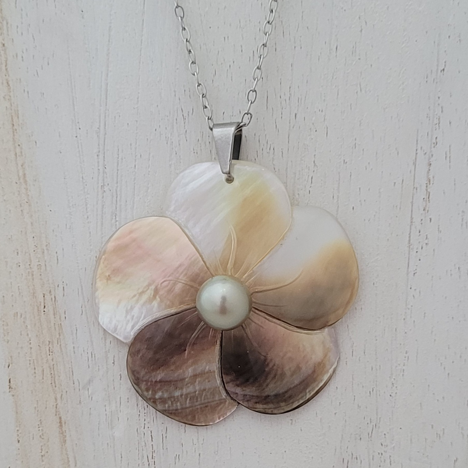 Pendentif hibiscus en nacre