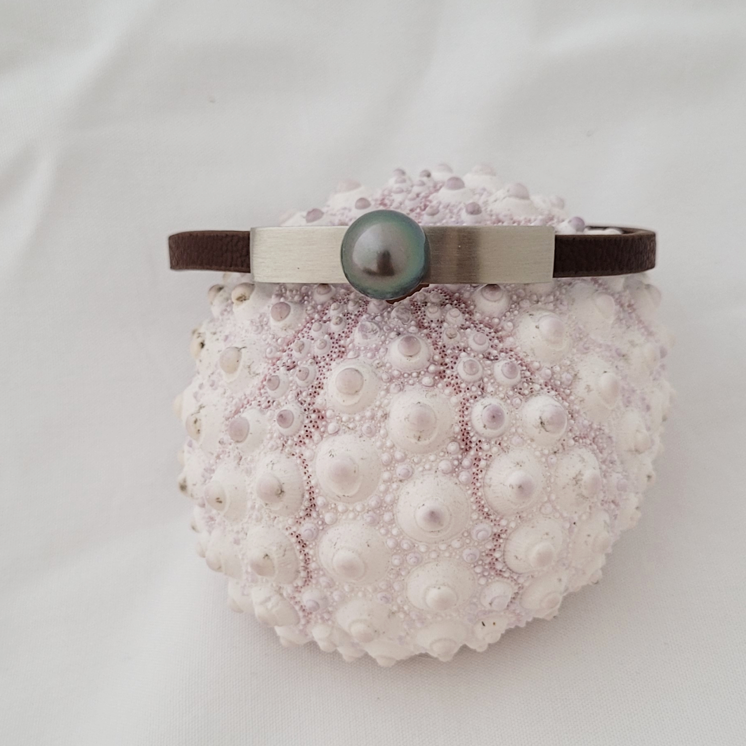 Bracelet en cuir marron texturé avec perle de Tahiti – Image 9