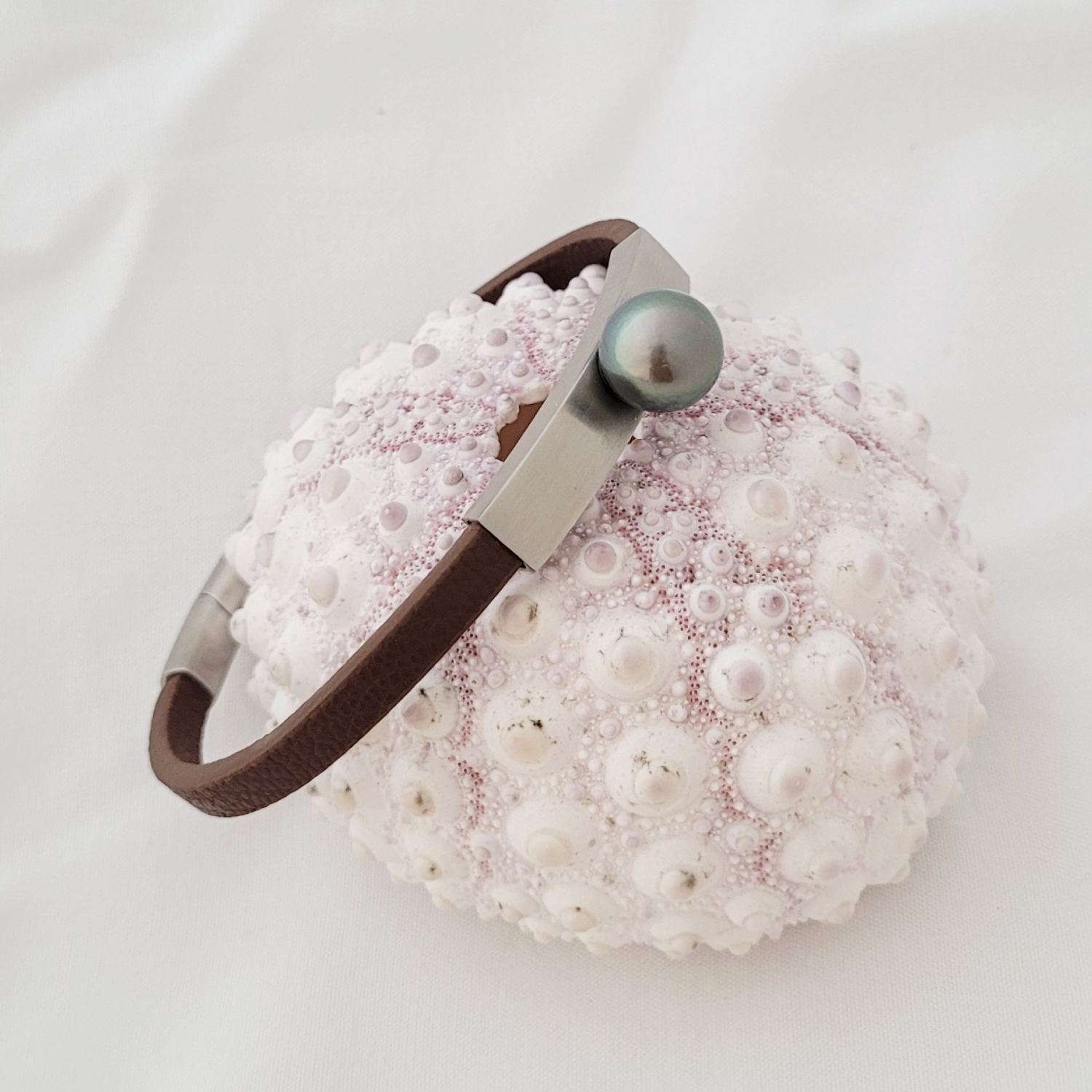 Bracelet en cuir marron texturé avec perle de Tahiti – Image 3