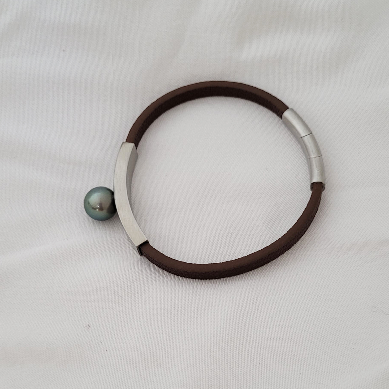 Bracelet en cuir marron texturé avec perle de Tahiti – Image 5