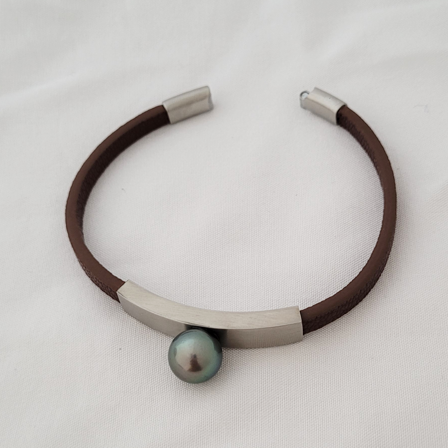 Bracelet en cuir marron texturé avec perle de Tahiti – Image 2