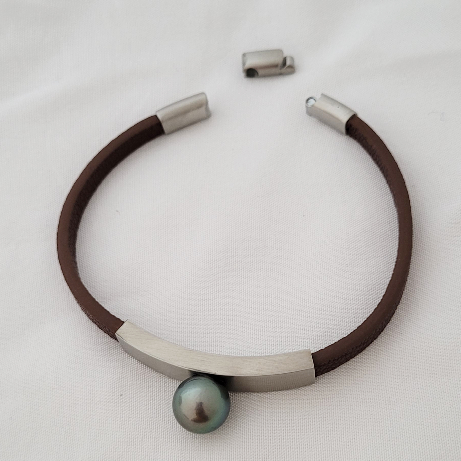 Bracelet en cuir marron texturé avec perle de Tahiti – Image 6