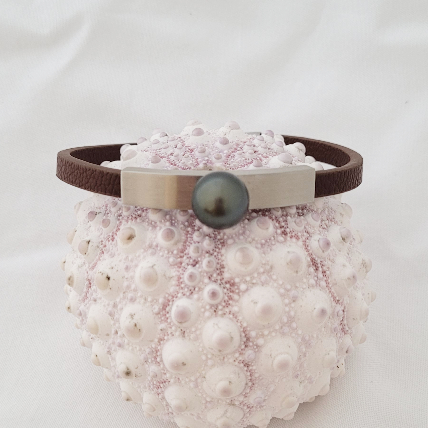 Bracelet en cuir marron texturé avec perle de Tahiti