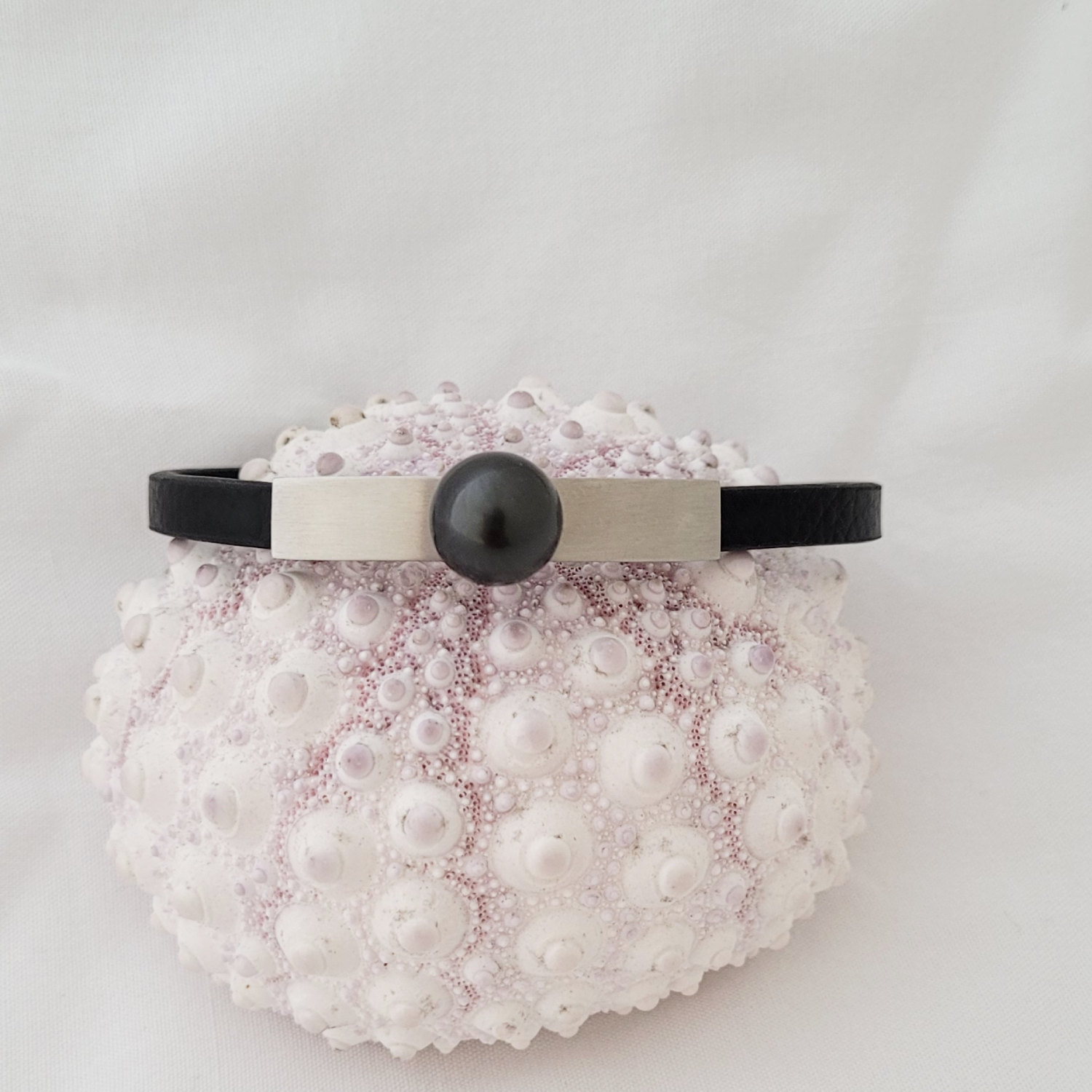 Bracelet en cuir noir texturé avec perle de Tahiti