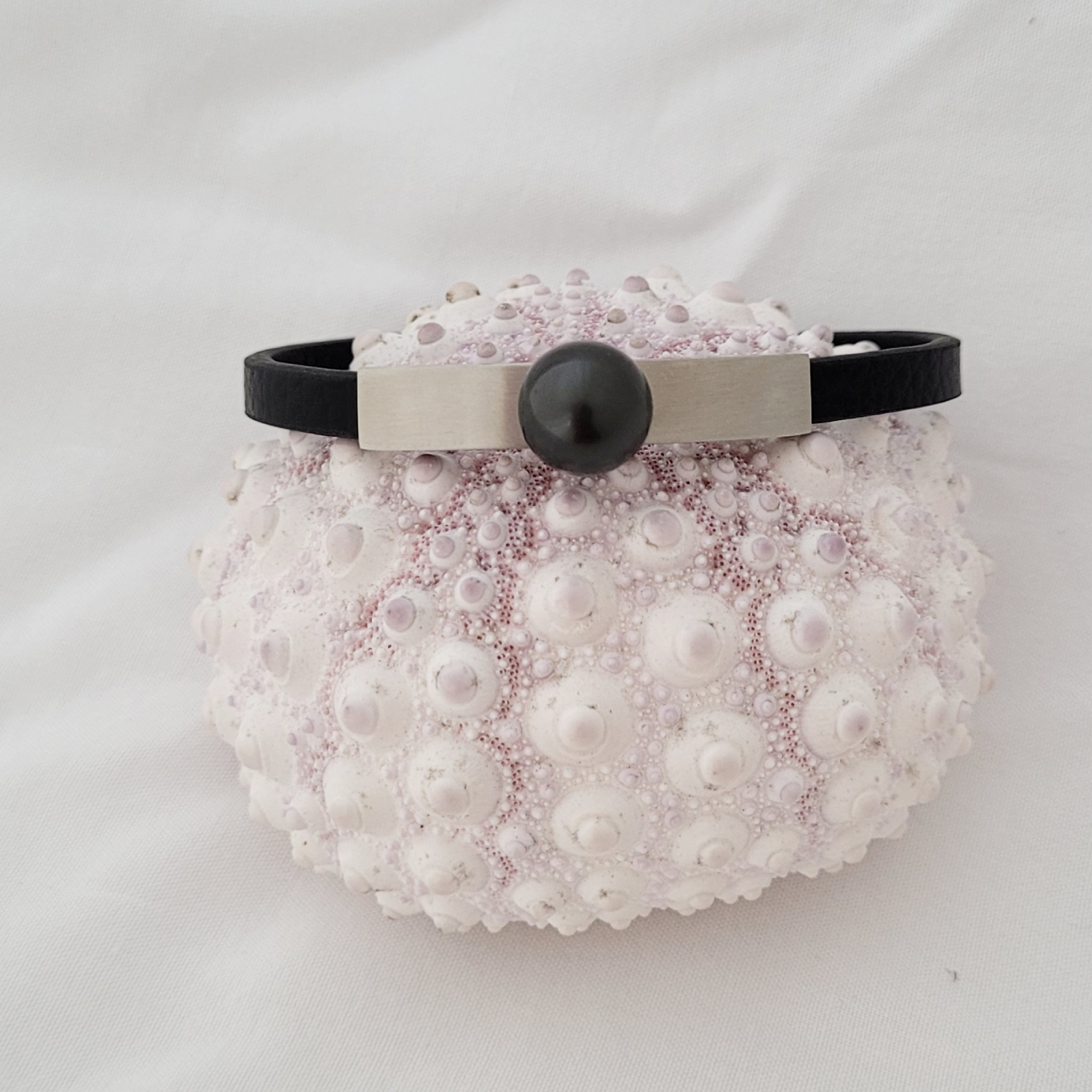 Bracelet en cuir noir texturé avec perle de Tahiti – Image 13