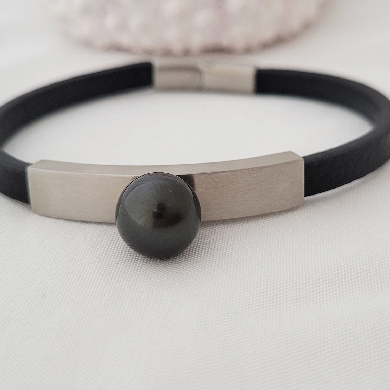 Bracelet en cuir noir texturé avec perle de Tahiti – Image 3