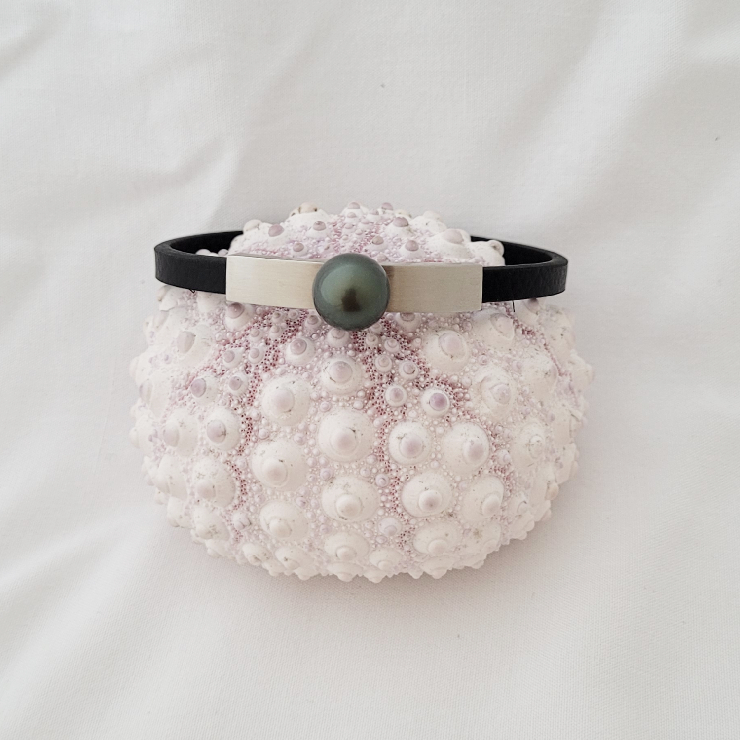Bracelet en cuir noir texturé avec perle de Tahiti – Image 14