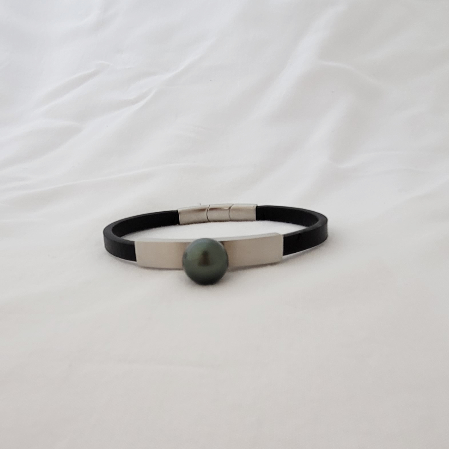 Bracelet en cuir noir texturé avec perle de Tahiti – Image 15