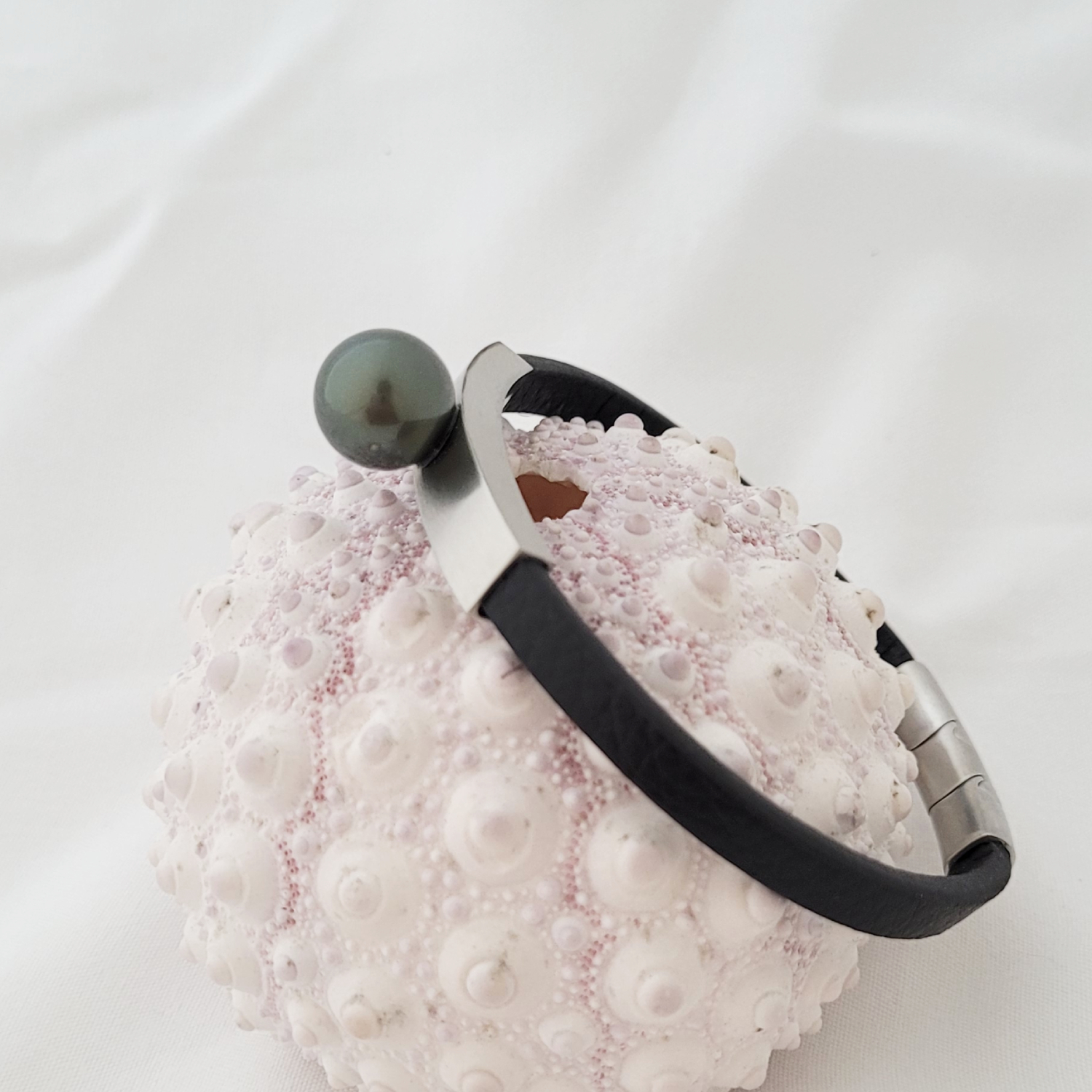 Bracelet en cuir noir texturé avec perle de Tahiti – Image 8