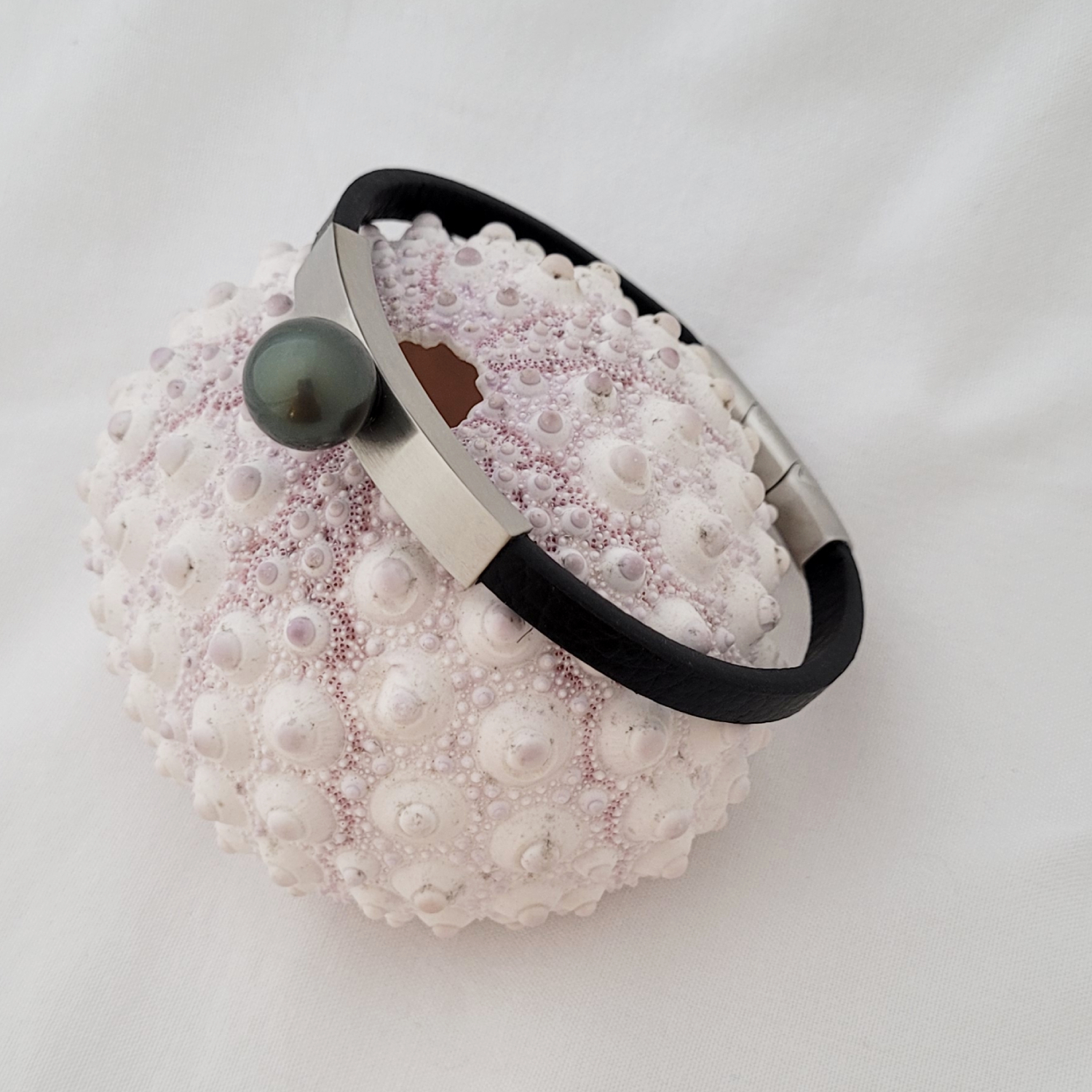 Bracelet en cuir noir texturé avec perle de Tahiti – Image 4