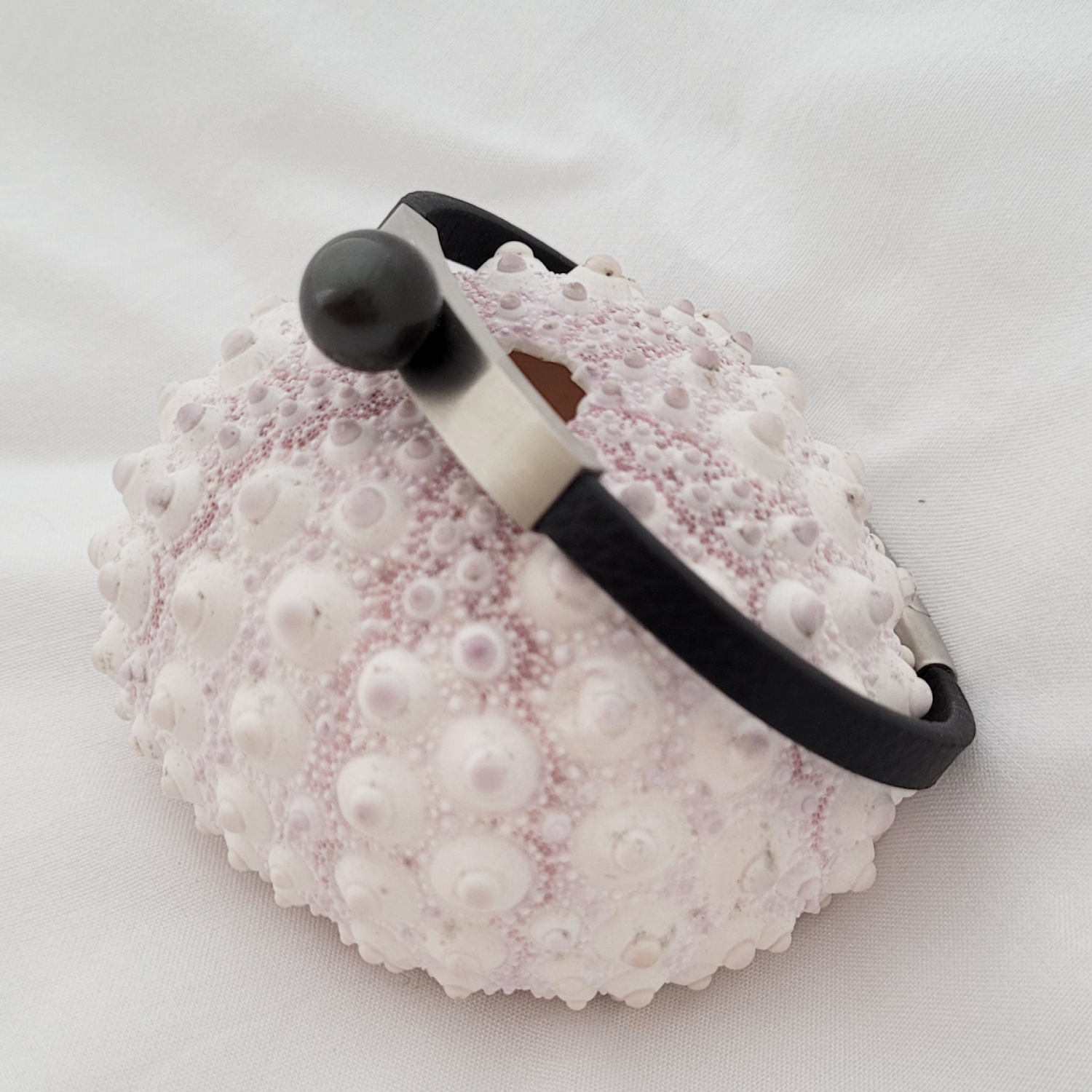 Bracelet en cuir noir texturé avec perle de Tahiti – Image 16