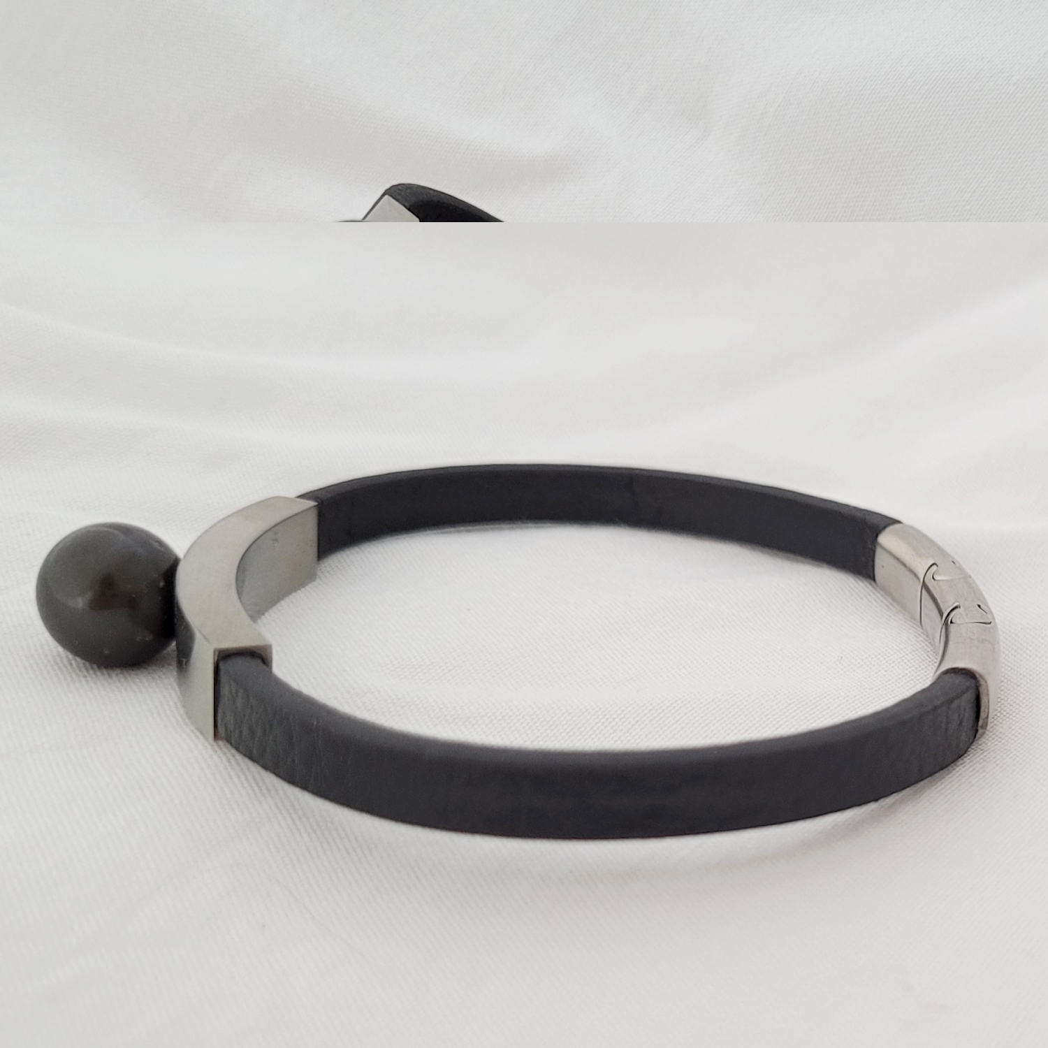 Bracelet en cuir noir texturé avec perle de Tahiti – Image 5