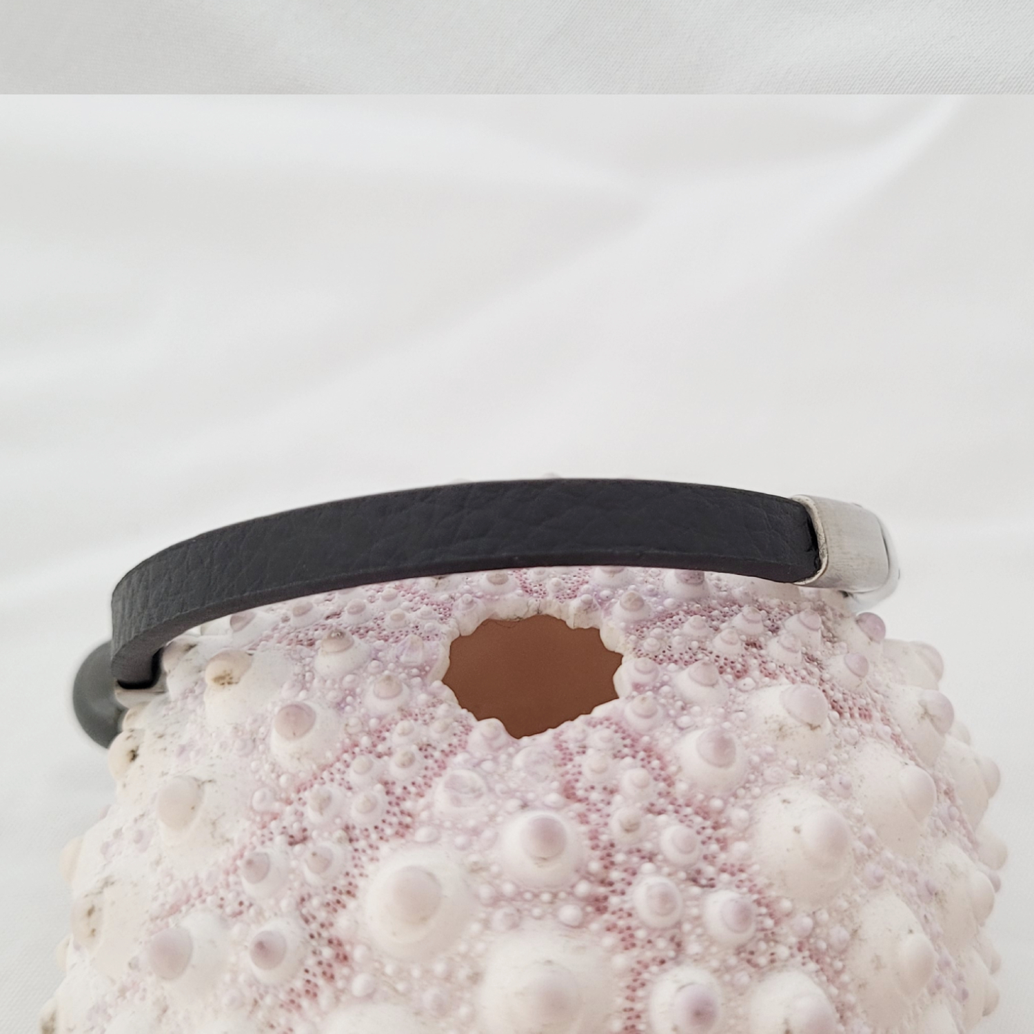 Bracelet en cuir noir texturé avec perle de Tahiti – Image 6