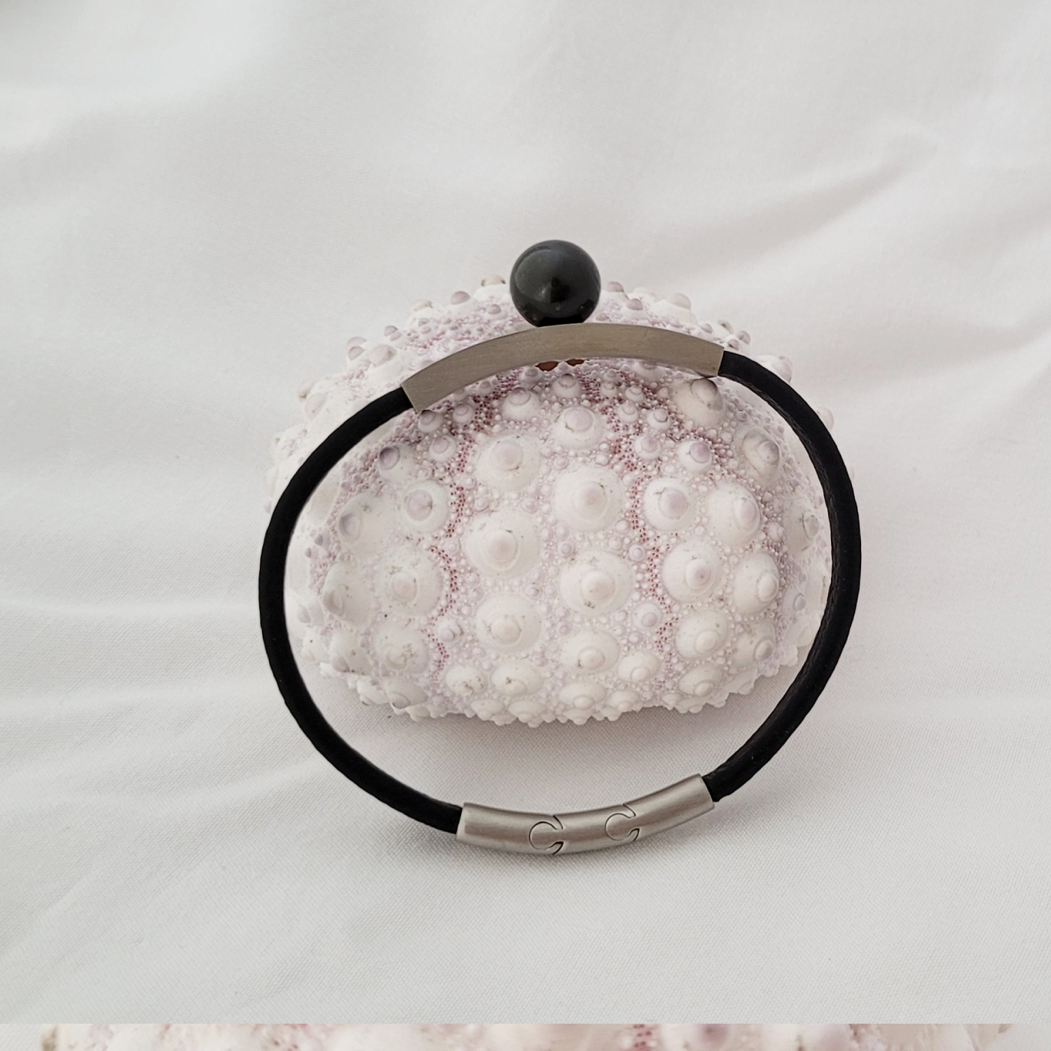 Bracelet en cuir noir texturé avec perle de Tahiti – Image 9