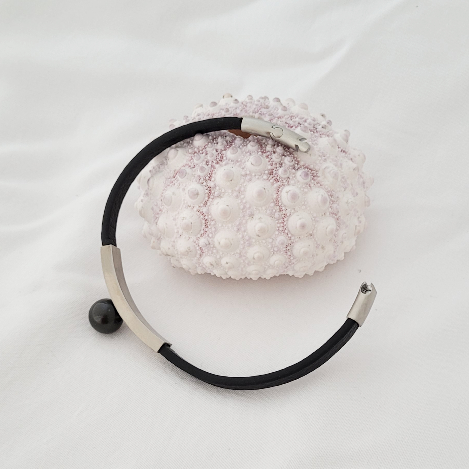 Bracelet en cuir noir texturé avec perle de Tahiti – Image 12