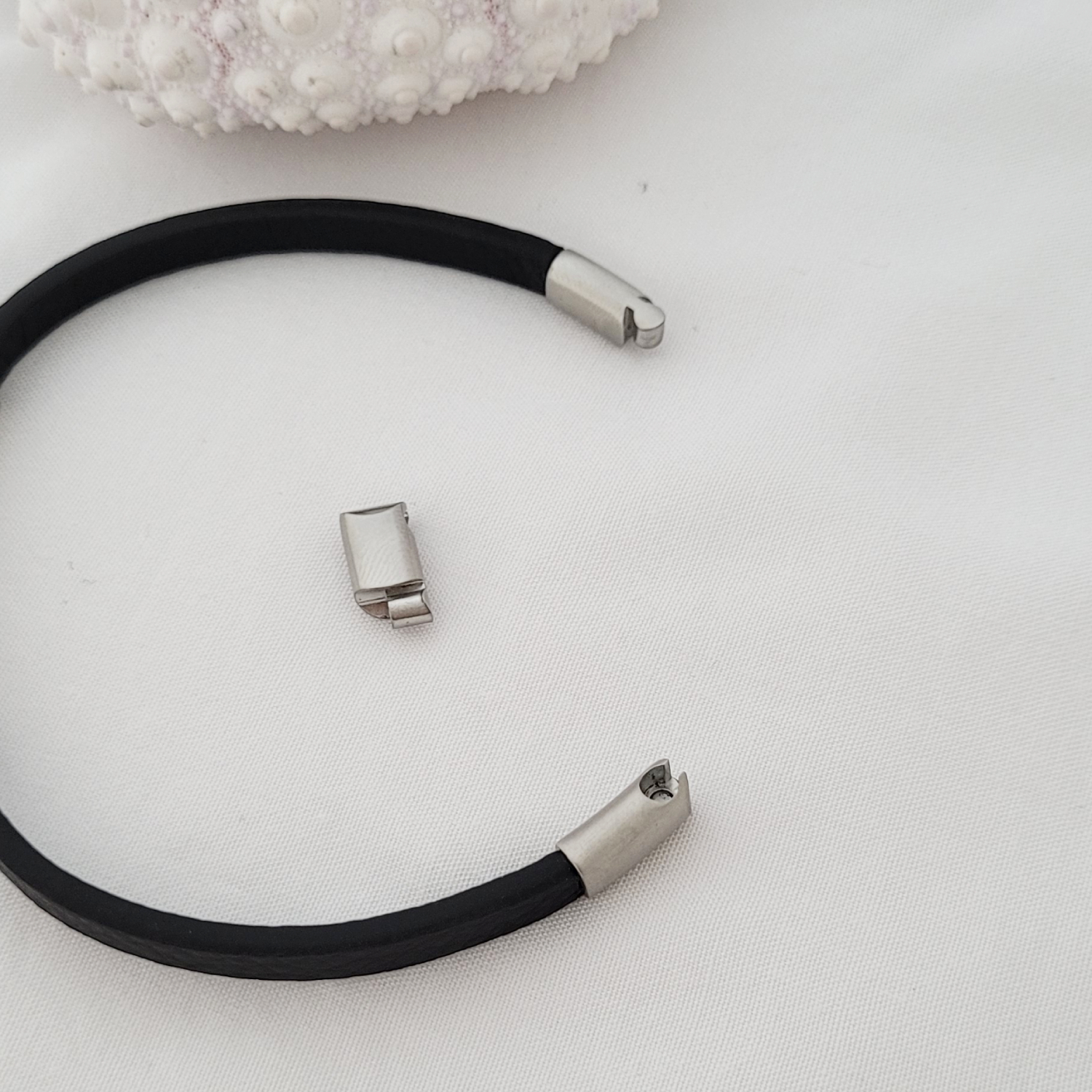 Bracelet en cuir noir texturé avec perle de Tahiti – Image 11