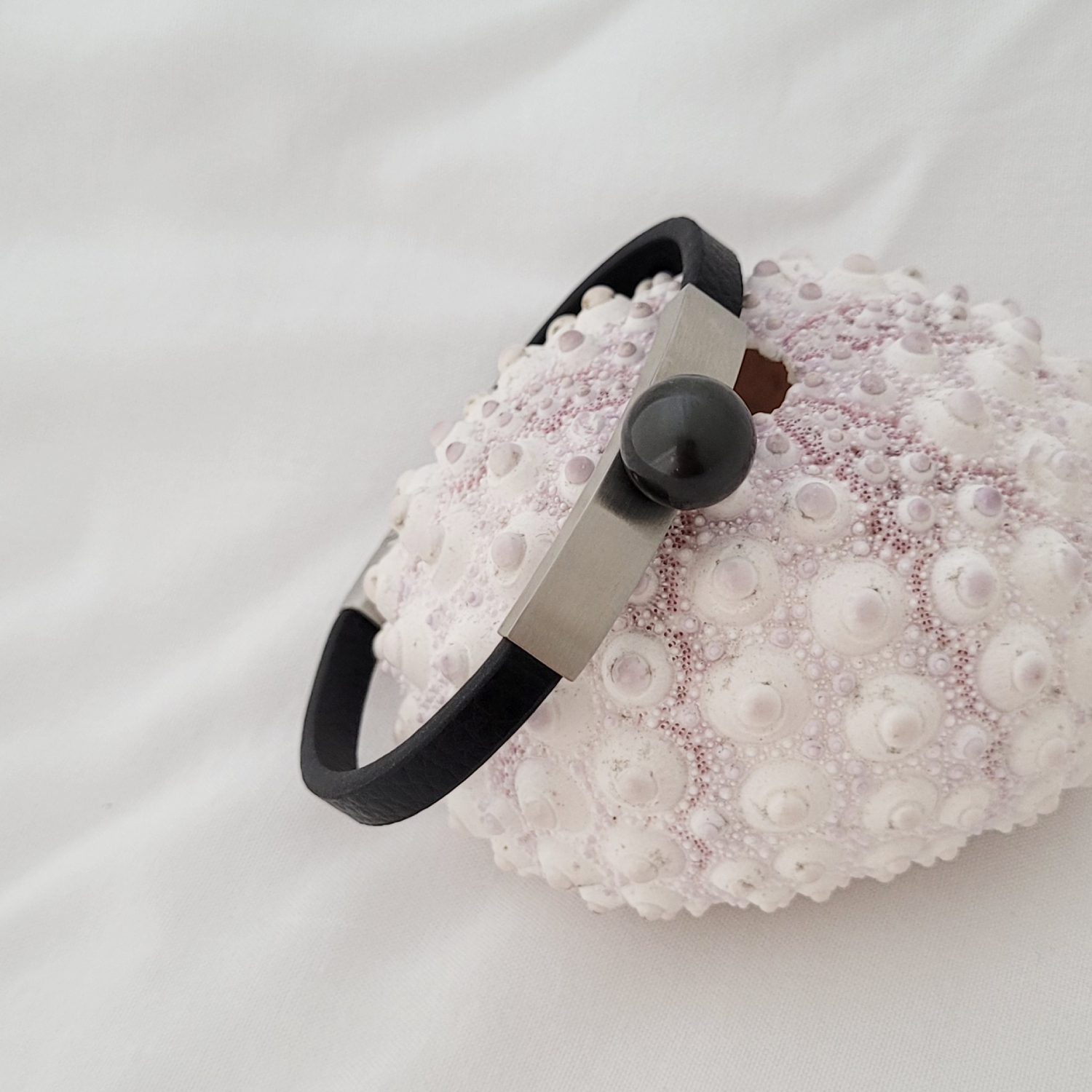 Bracelet en cuir noir texturé avec perle de Tahiti – Image 7