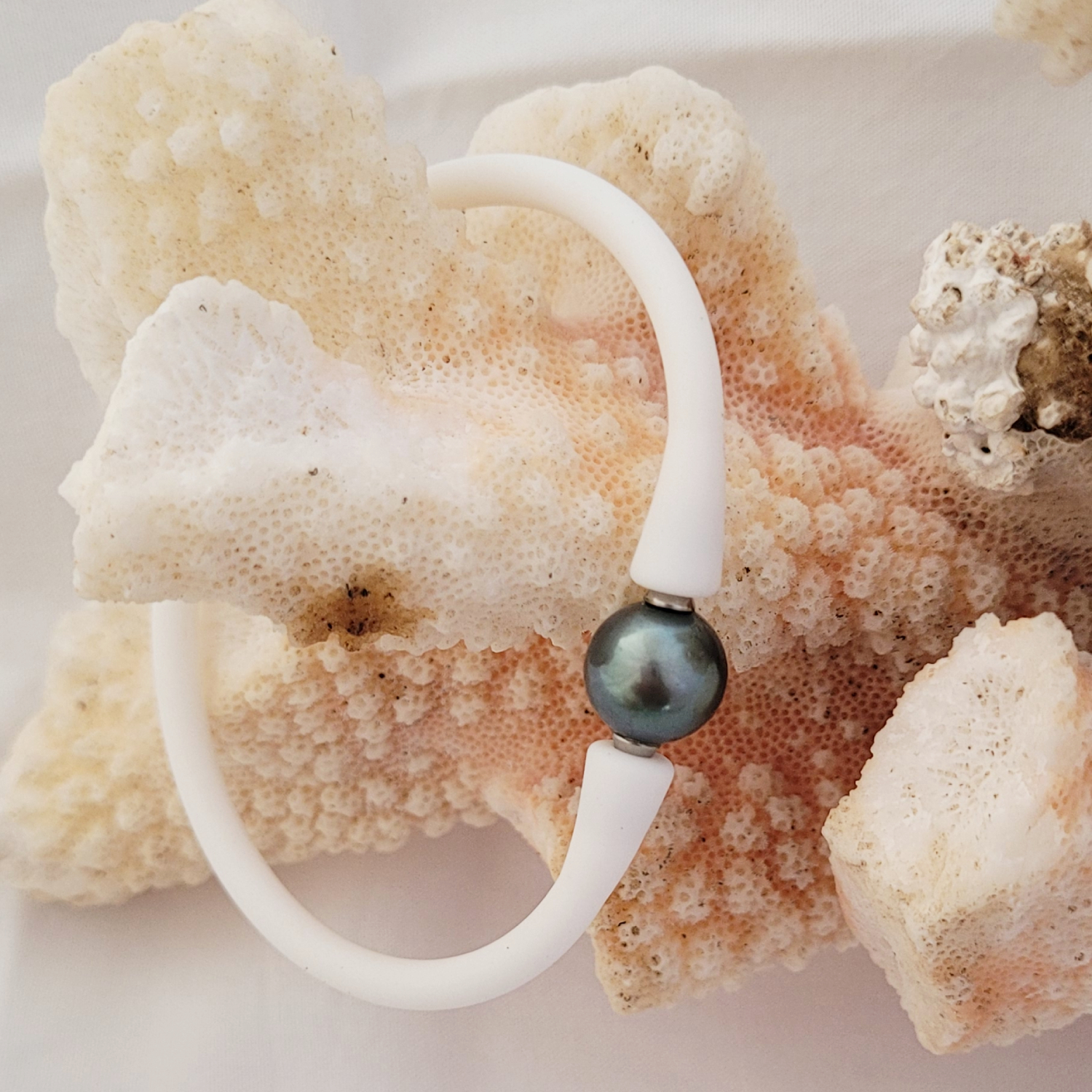 Bracelet silicone blanc avec perle de Tahiti
