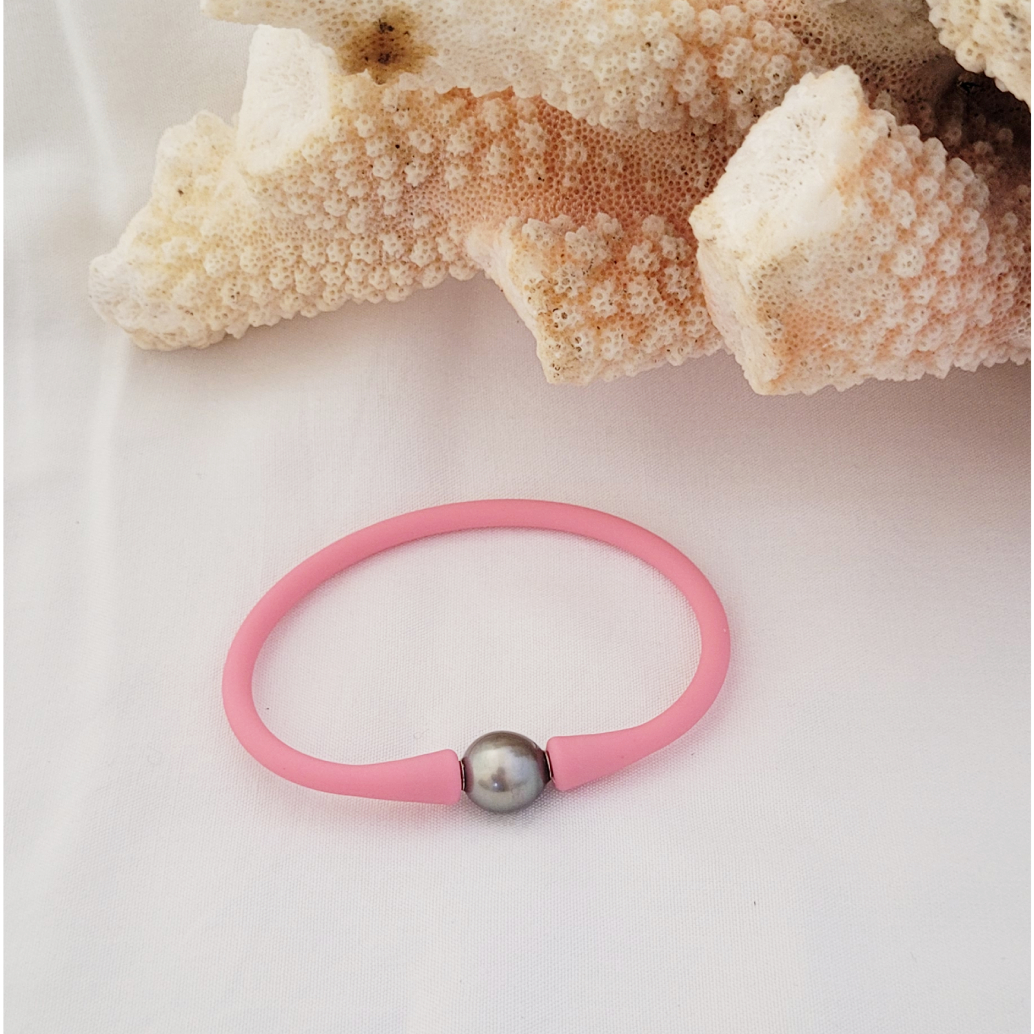 Bracelet silicone rose avec perle de Tahiti – Image 4