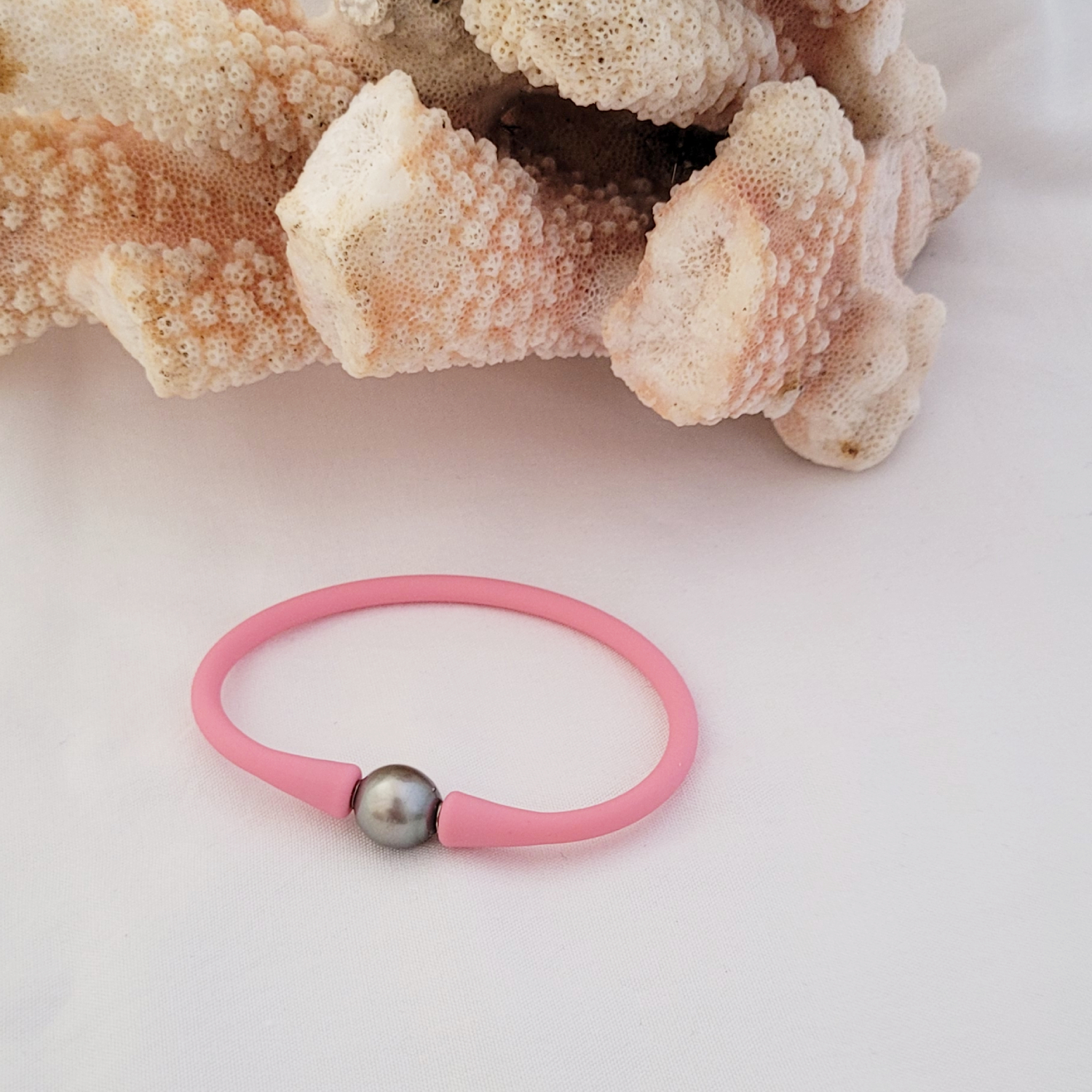 Bracelet silicone rose avec perle de Tahiti – Image 5