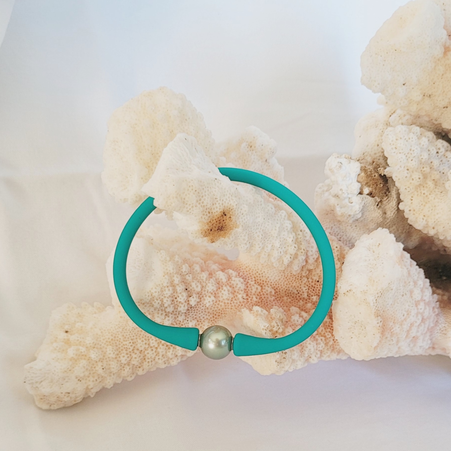 Bracelet silicone vert émeraude avec perle de Tahiti – Image 3
