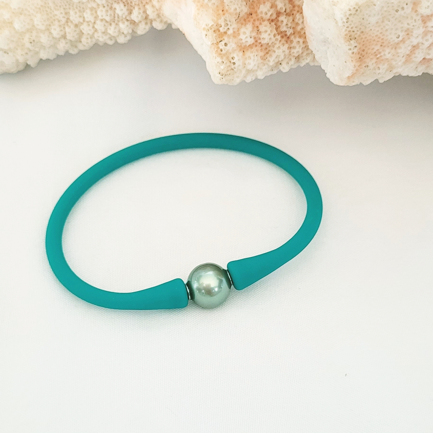 Bracelet silicone vert émeraude avec perle de Tahiti – Image 4