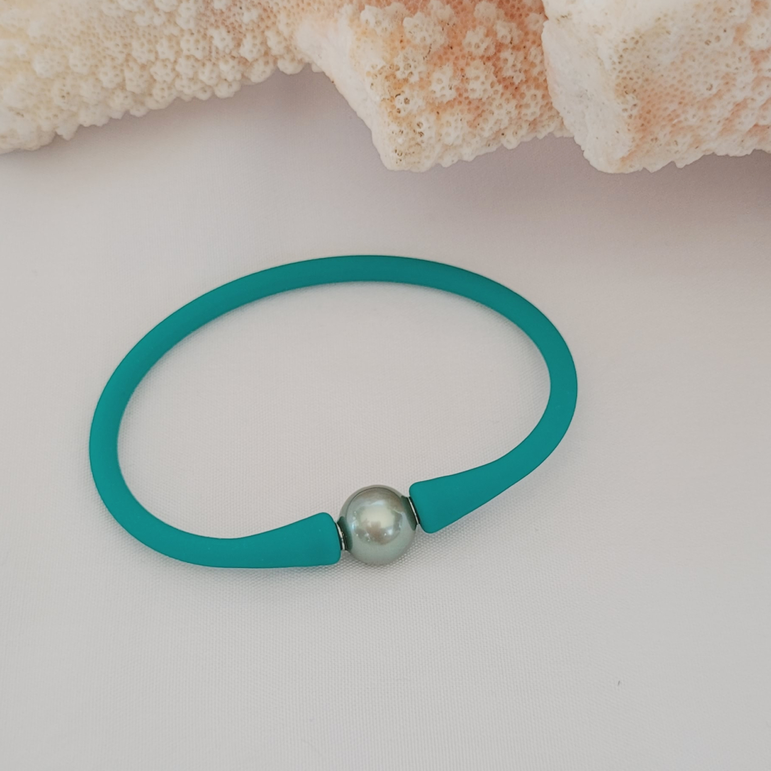 Bracelet silicone vert émeraude avec perle de Tahiti – Image 2