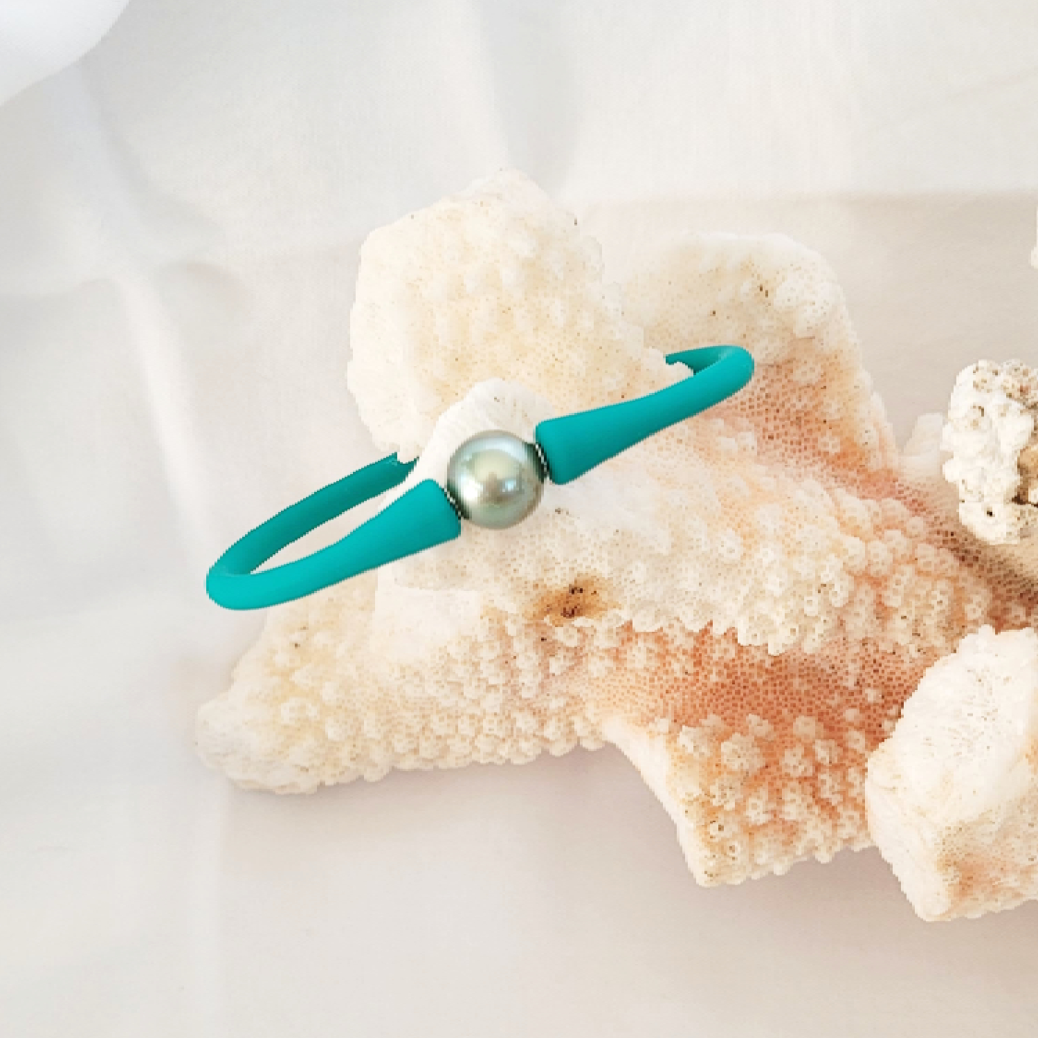 Bracelet silicone vert émeraude avec perle de Tahiti