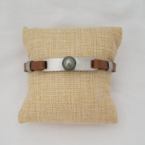 Bracelet en cuir brun texturé avec perle de Tahiti